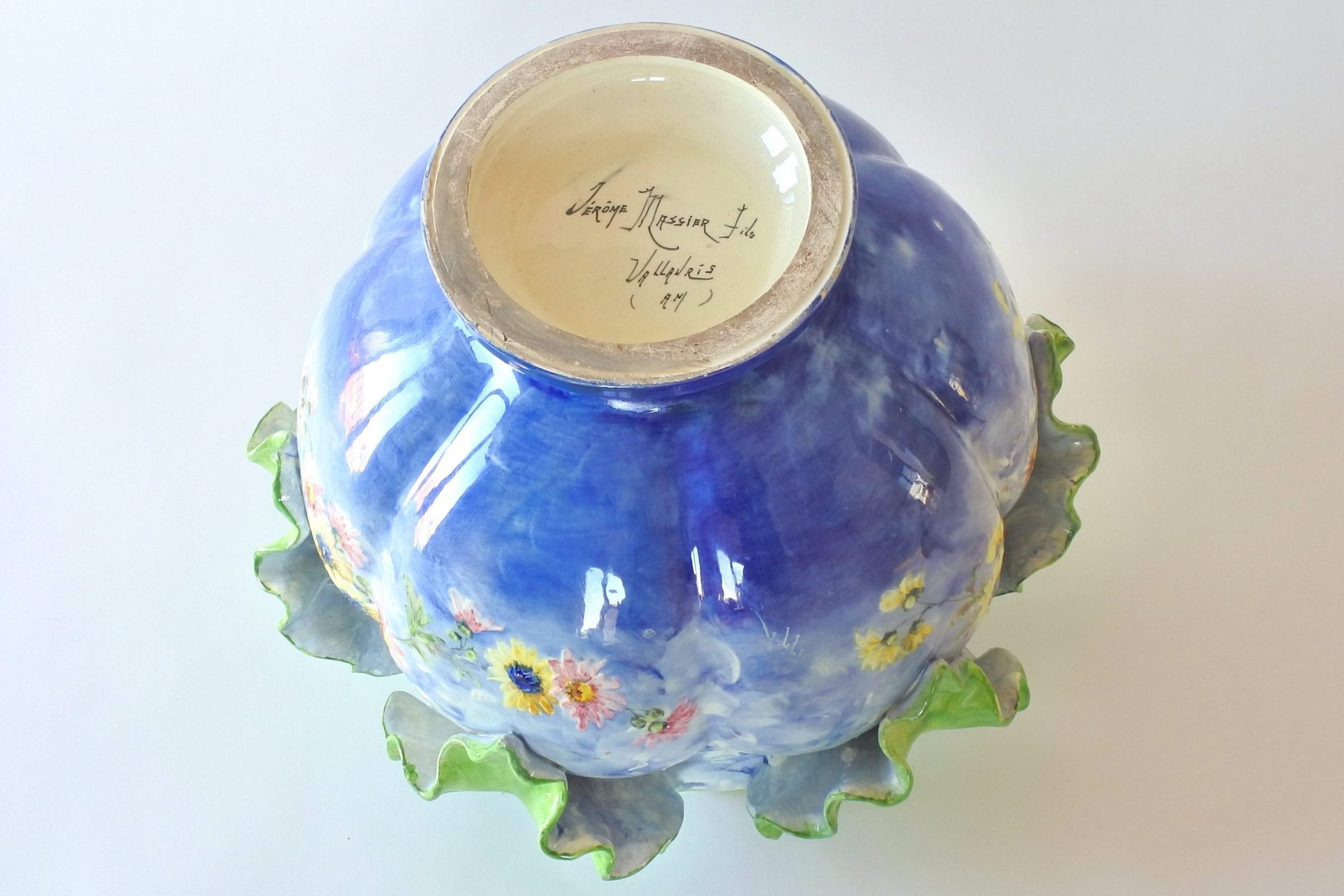 Antico cache pot Massier in ceramica barbotine con margherite su fondo blu - 6