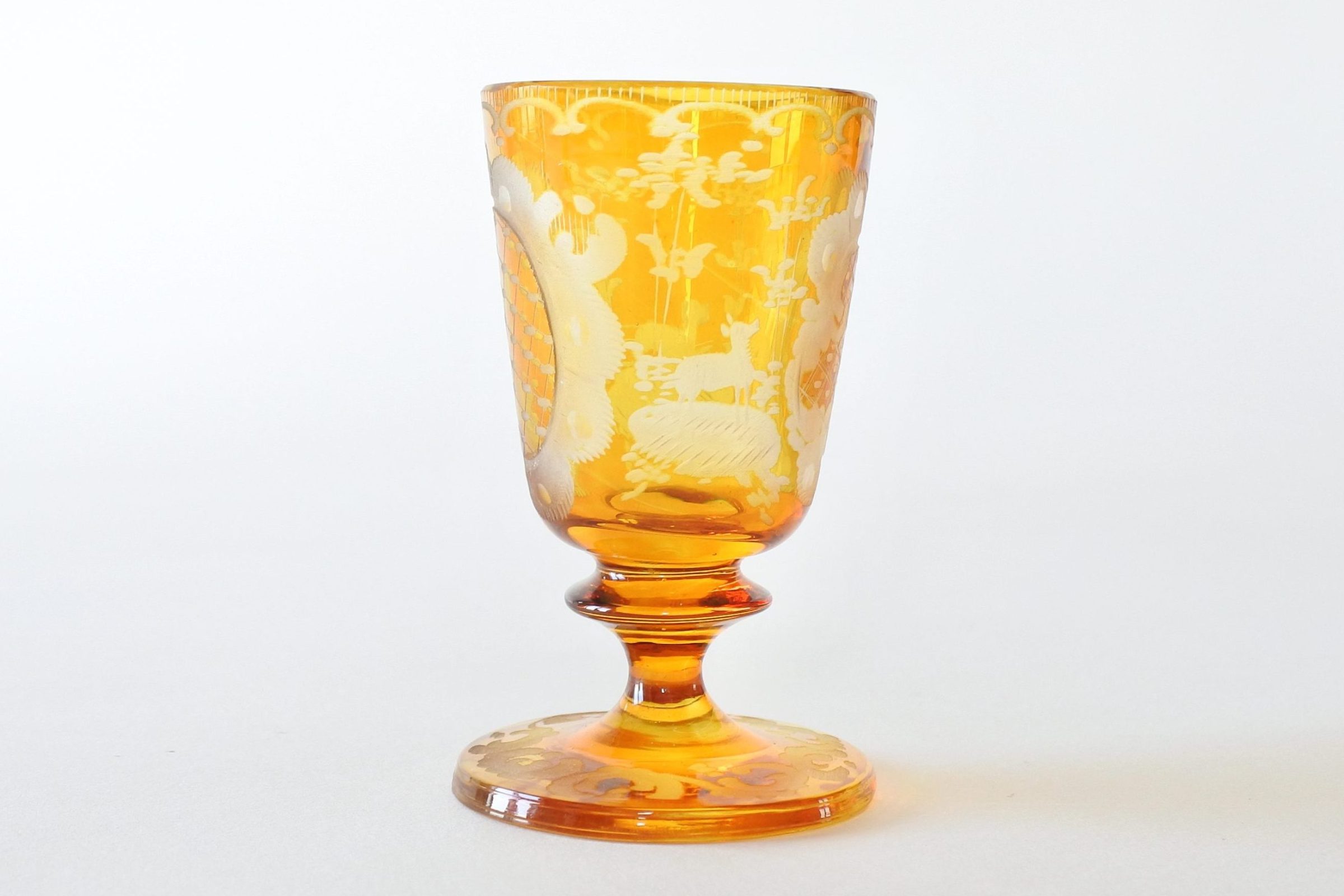 Bicchierino in vetro di Boemia inciso e molato con animali e motivi vegetali - 3