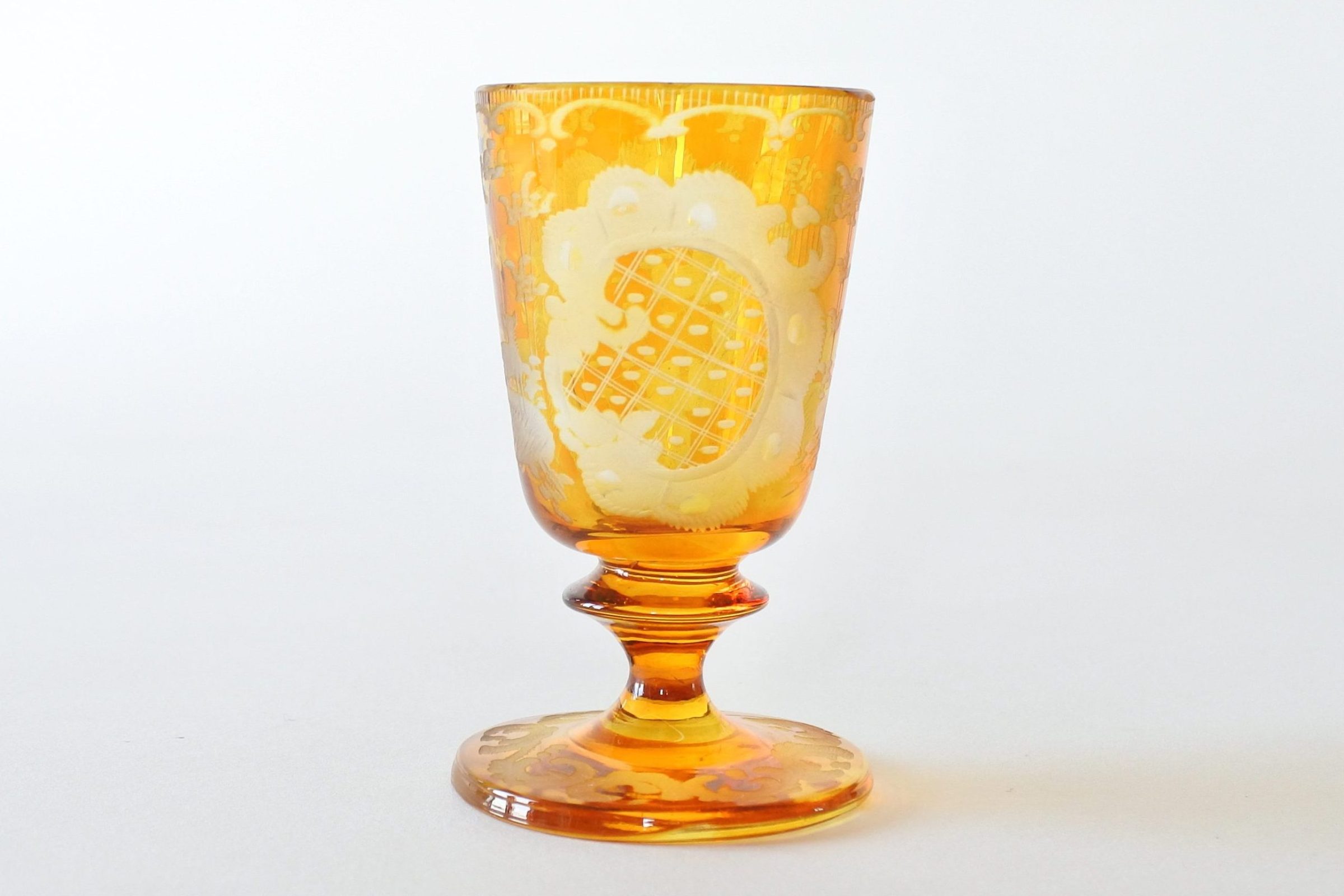Bicchierino in vetro di Boemia inciso e molato con animali e motivi vegetali - 4