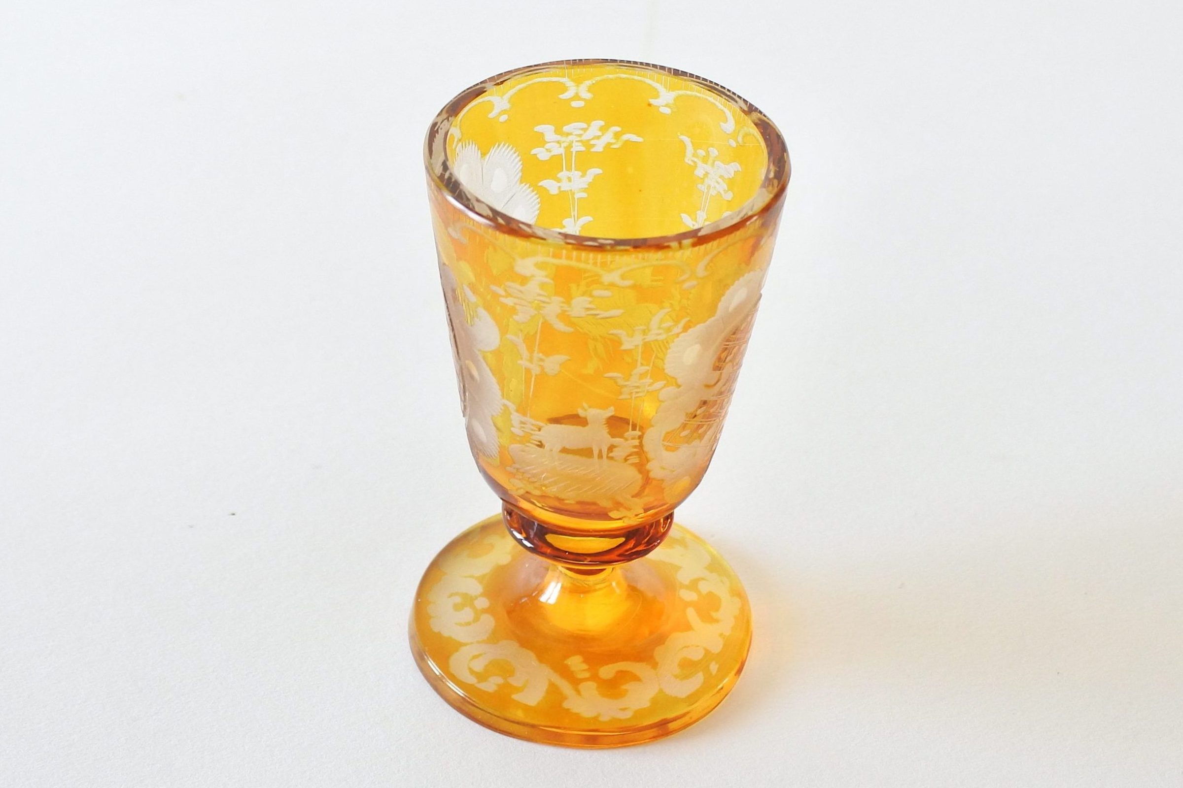 Bicchierino in vetro di Boemia inciso e molato con animali e motivi vegetali - 5