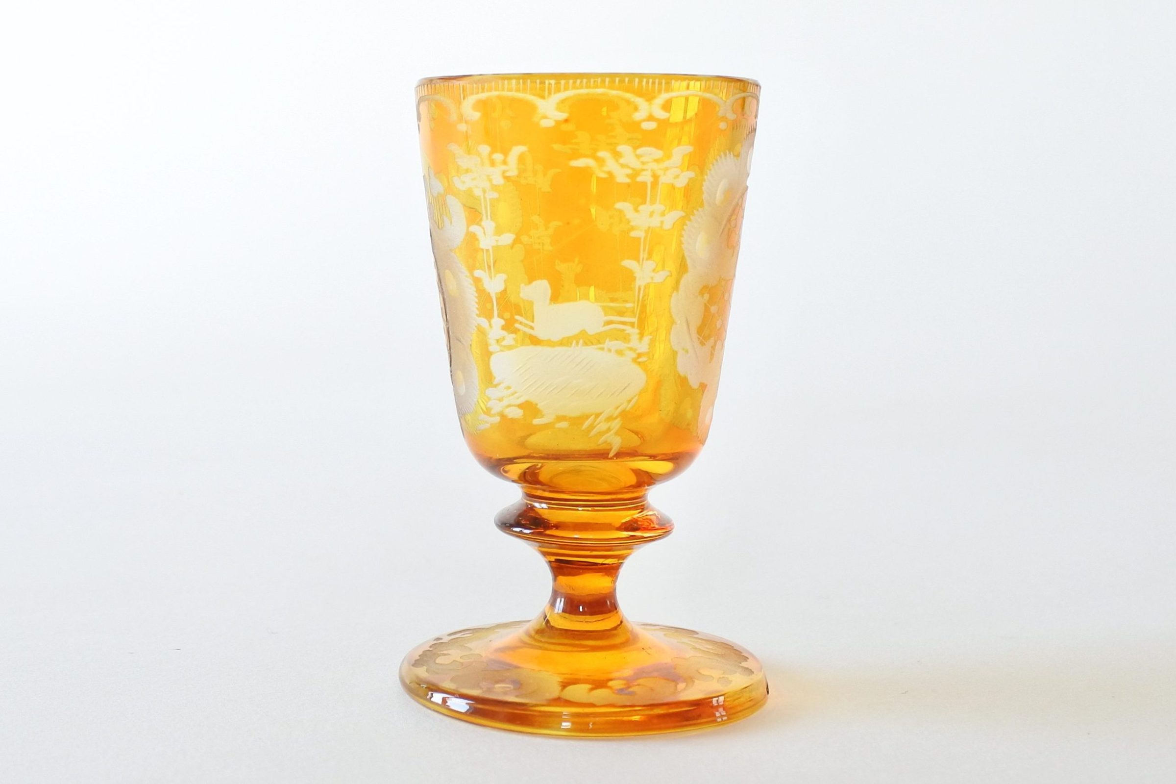 Bicchierino in vetro di Boemia inciso e molato con animali e motivi vegetali