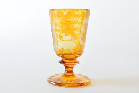 Bicchierino in vetro di Boemia inciso e molato con animali e motivi vegetali