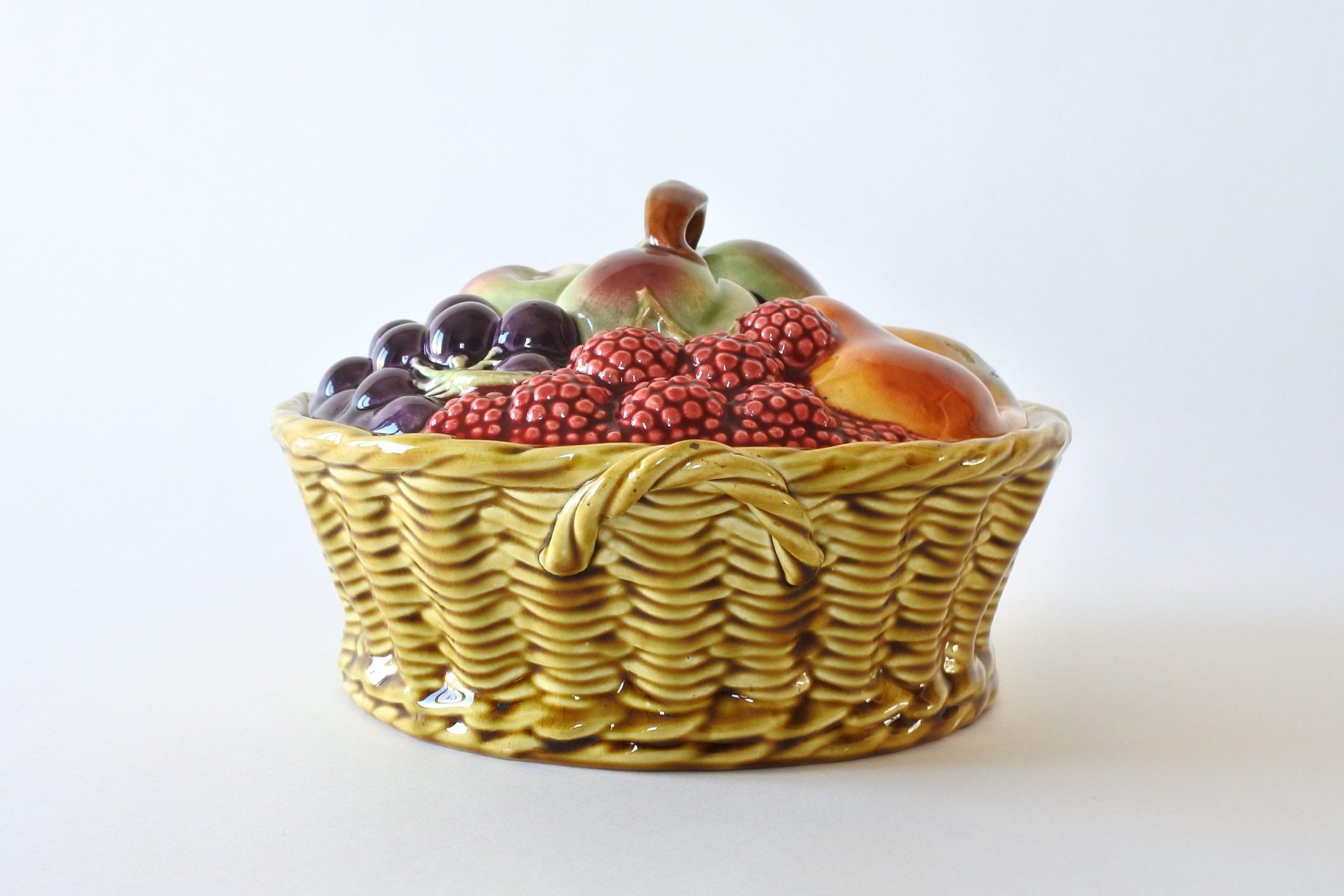 Biscottiera in ceramica barbotine a forma di cestino con frutta in rilievo - 2