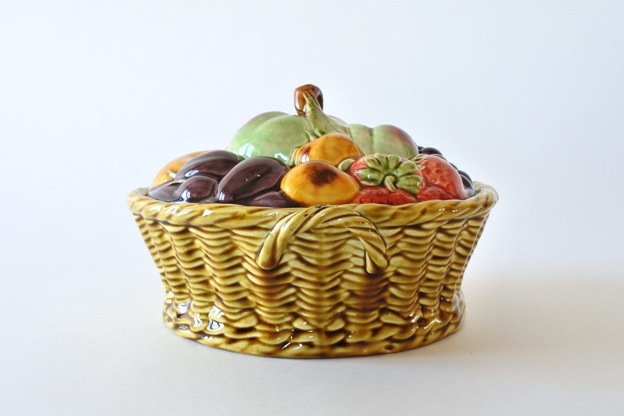 Biscottiera in ceramica barbotine a forma di cestino con frutta in rilievo - 4
