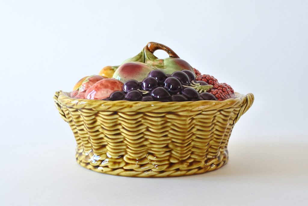 Biscottiera in ceramica barbotine a forma di cestino con frutta in rilievo
