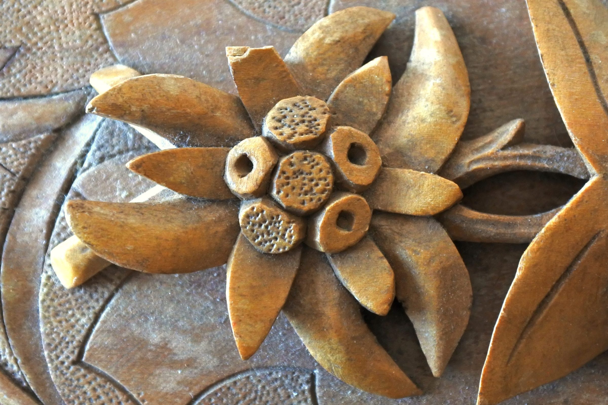 Cofanetto portagioie in legno scolpito con stelle alpine fiori e foglie in rilievo - 8