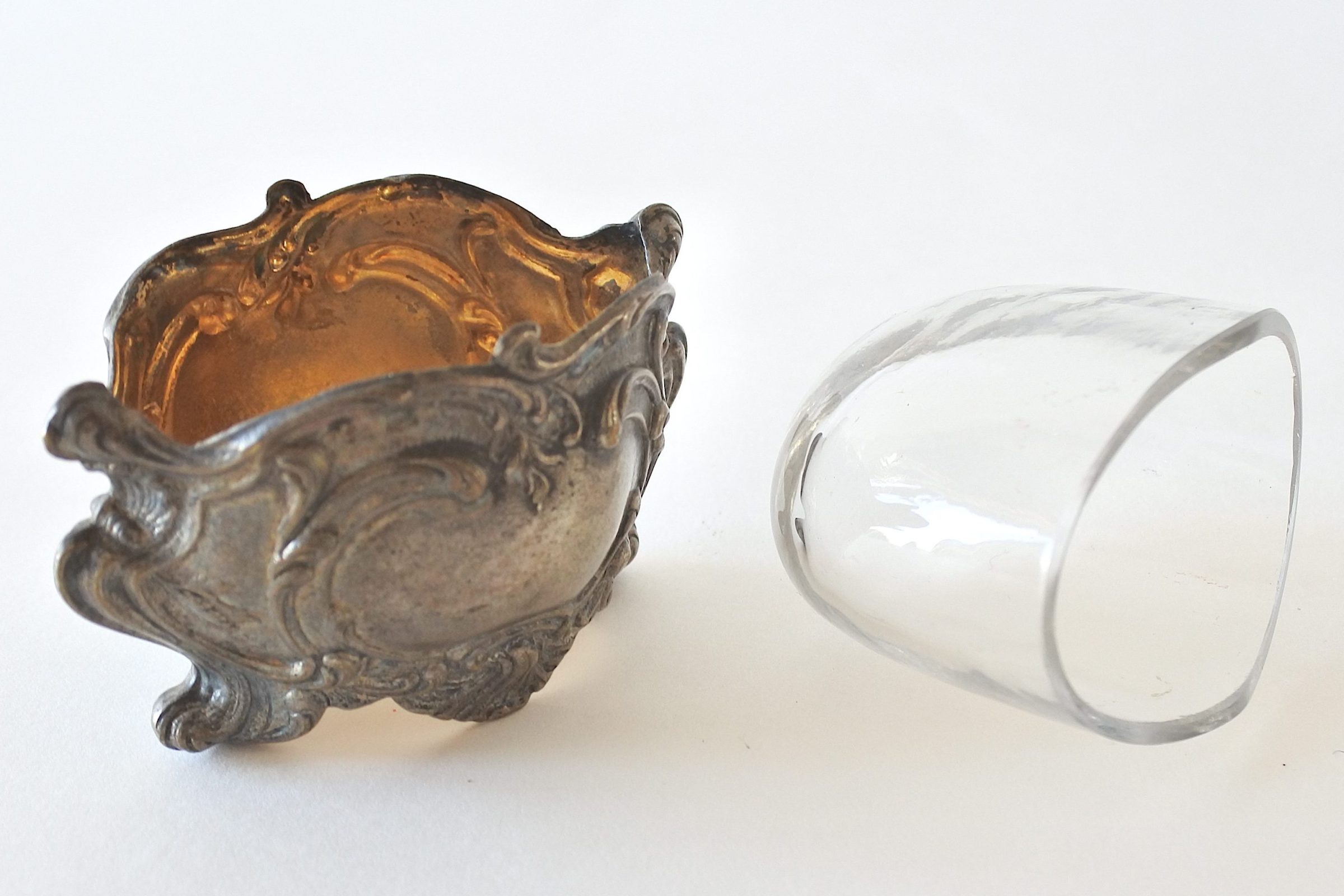 Porta sale in argento vetro e vermeil in stile barocco con decoro a sbalzo - 5