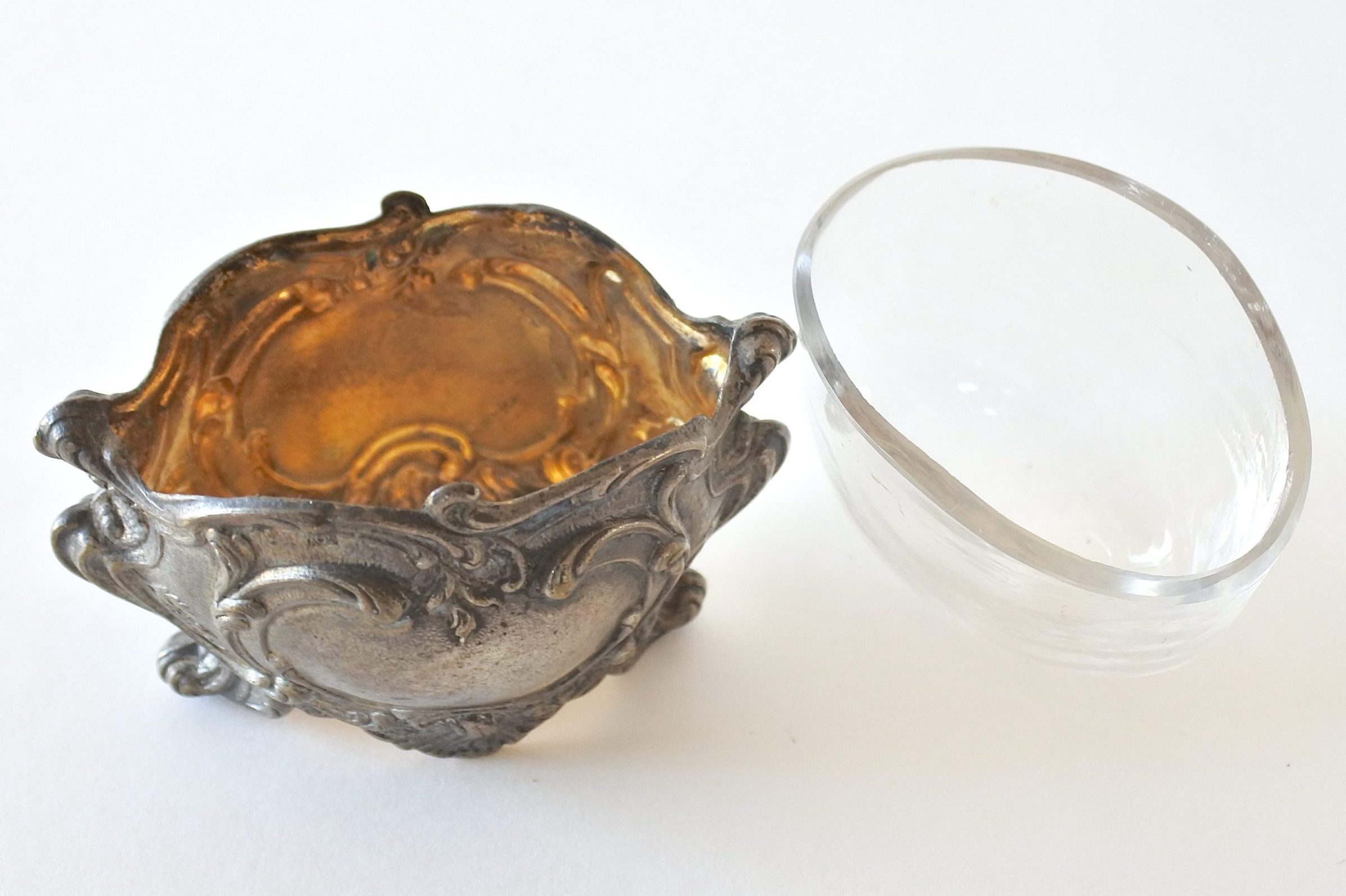 Porta sale in argento vetro e vermeil in stile barocco con decoro a sbalzo - 6