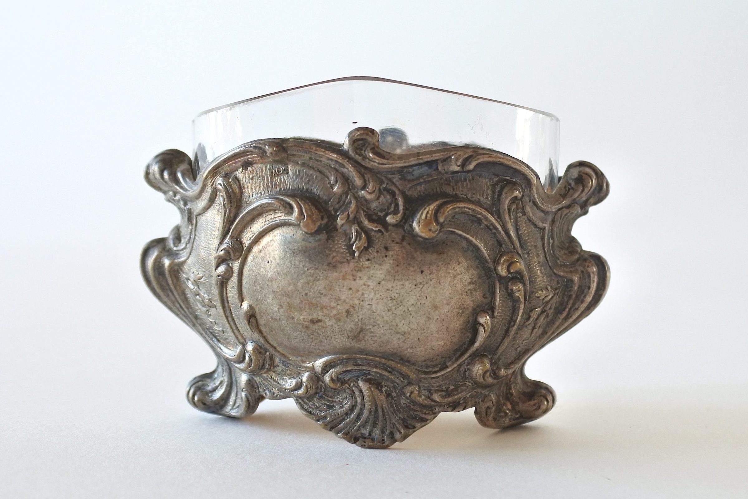 Porta sale in argento vetro e vermeil in stile barocco con decoro a sbalzo