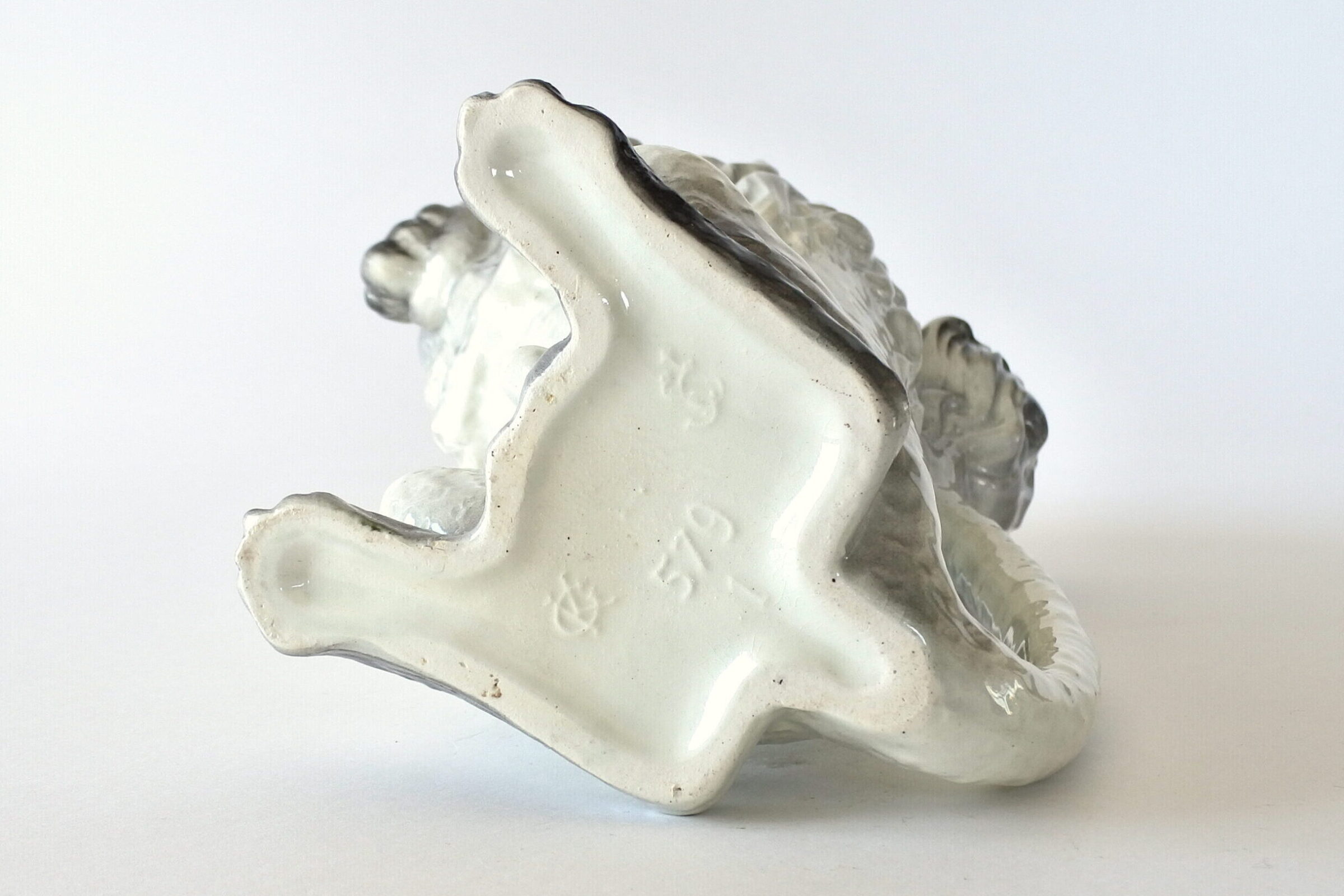 Brocca in ceramica barbotine a forma di barboncino grigio - 7