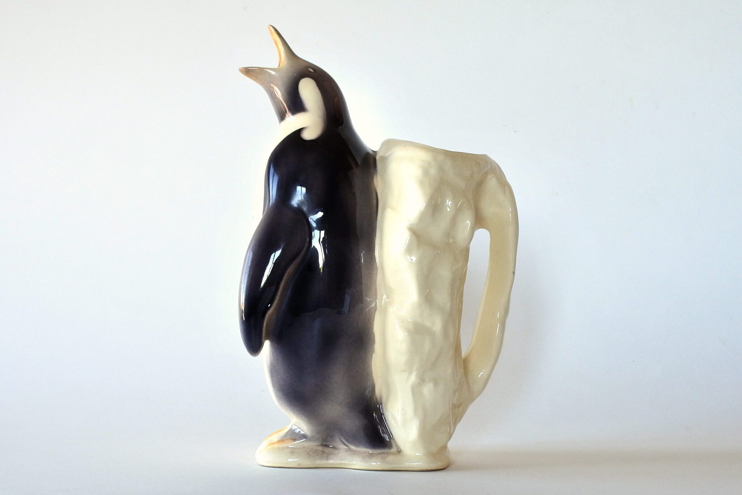 Brocca in ceramica barbotine a forma di pinguino con iceberg - 2