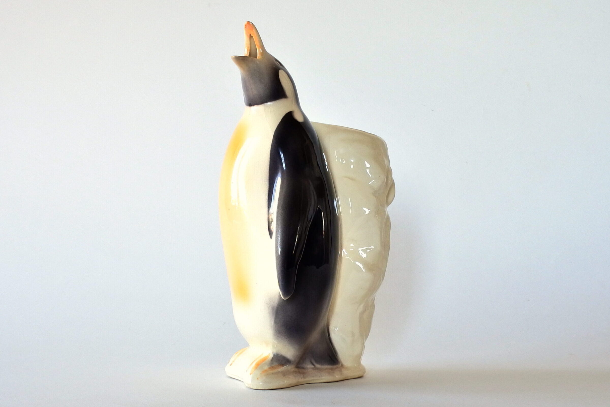 Brocca in ceramica barbotine a forma di pinguino con iceberg