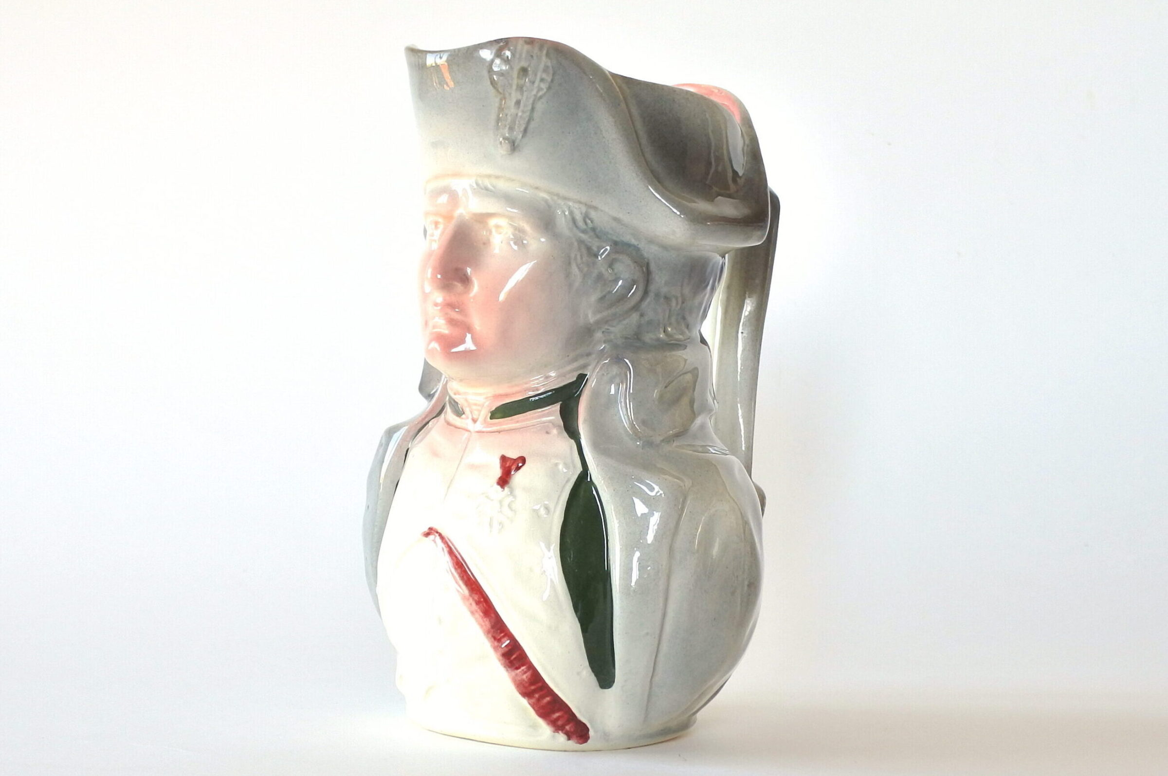 Brocca in ceramica barbotine rappresentante busto di Napoleone Bonaparte