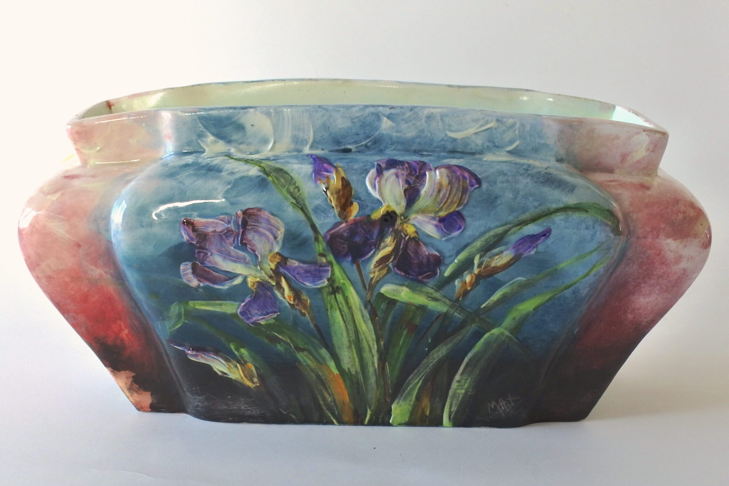 Jardinière Massier in ceramica barbotine con iris e margherite