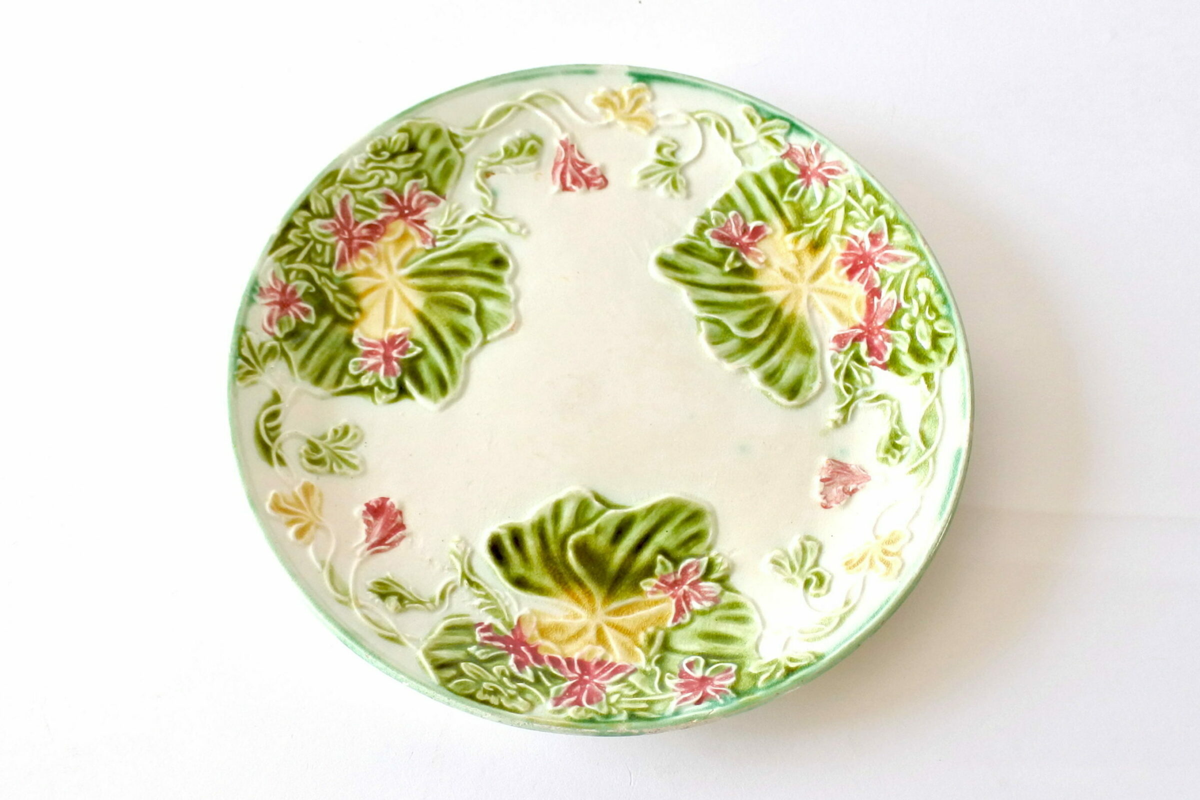 Piatto in ceramica barbotine decorato con violette e foglie