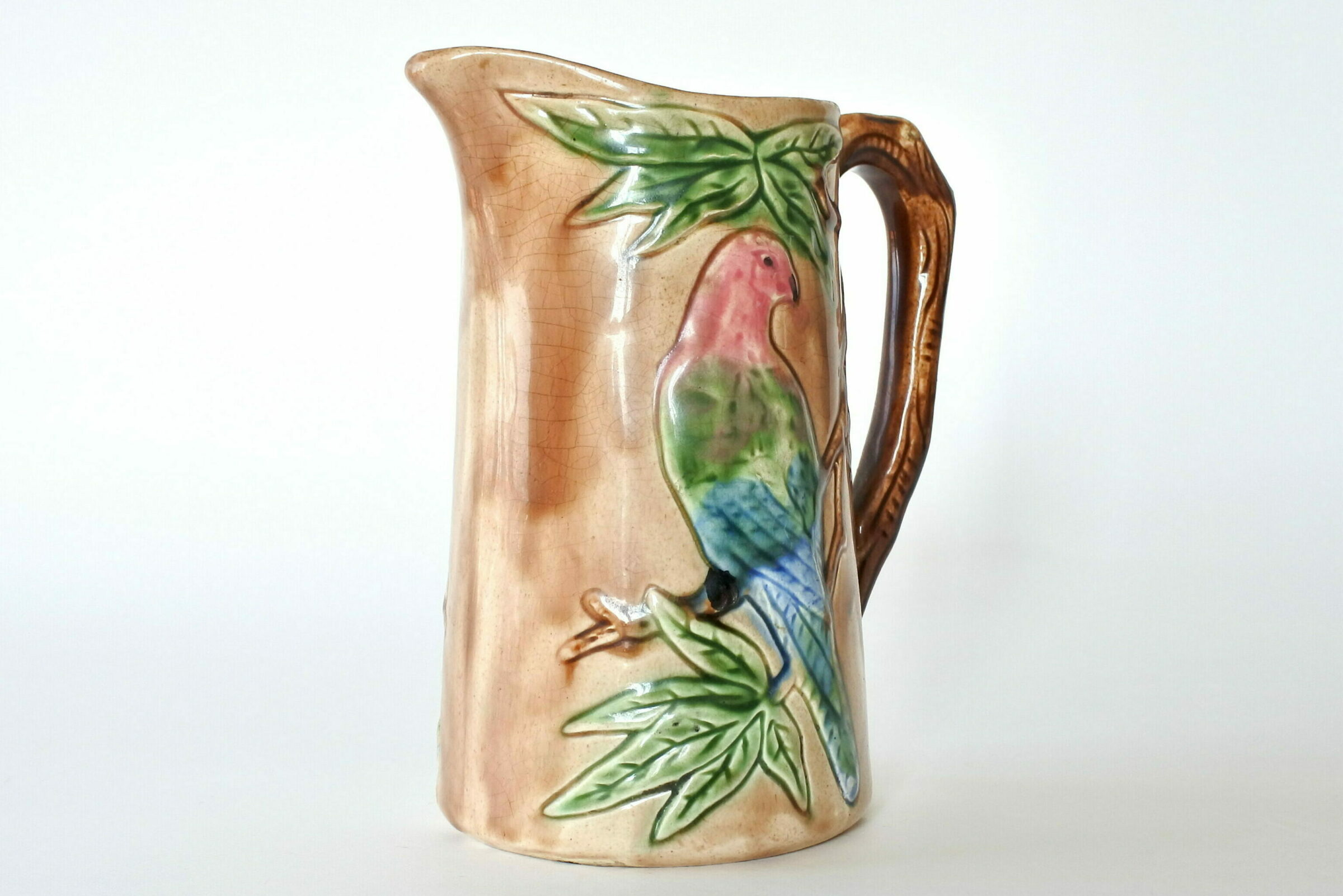 Brocca Orchies in ceramica barbotine con pappagalli su rami