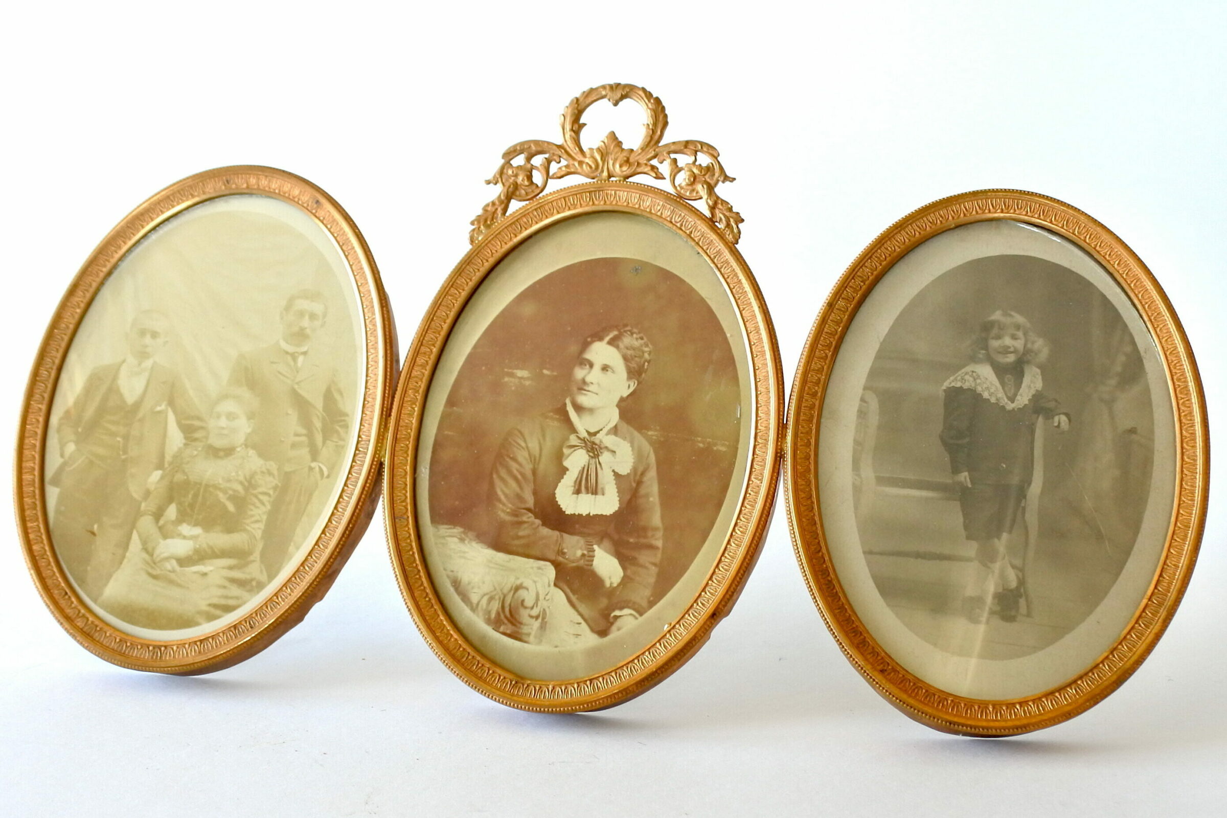Cornice in bronzo dorato con 3 portafoto ovali con vetri convessi