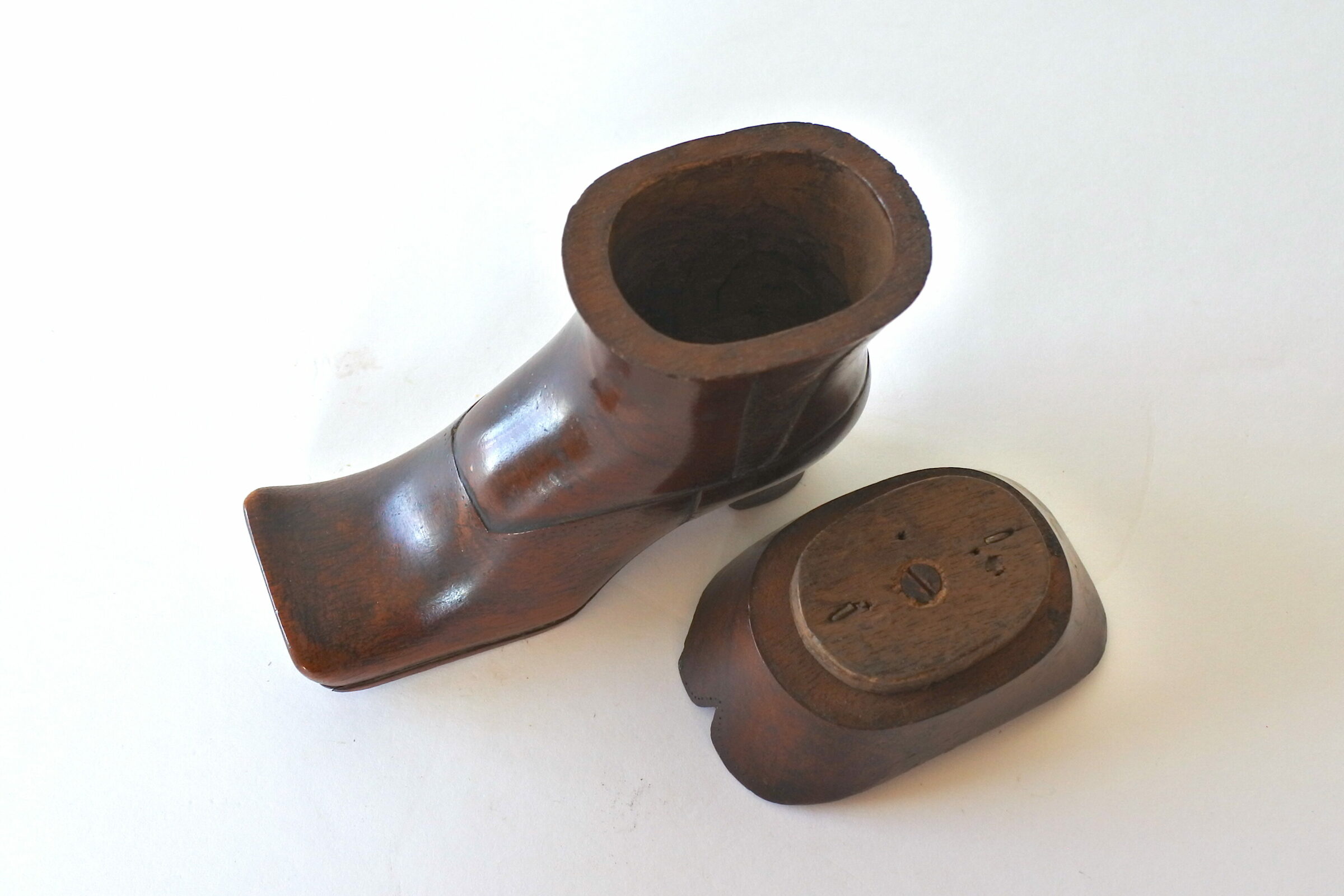 Tabacchiera in legno scolpito a forma di stivaletto - 7