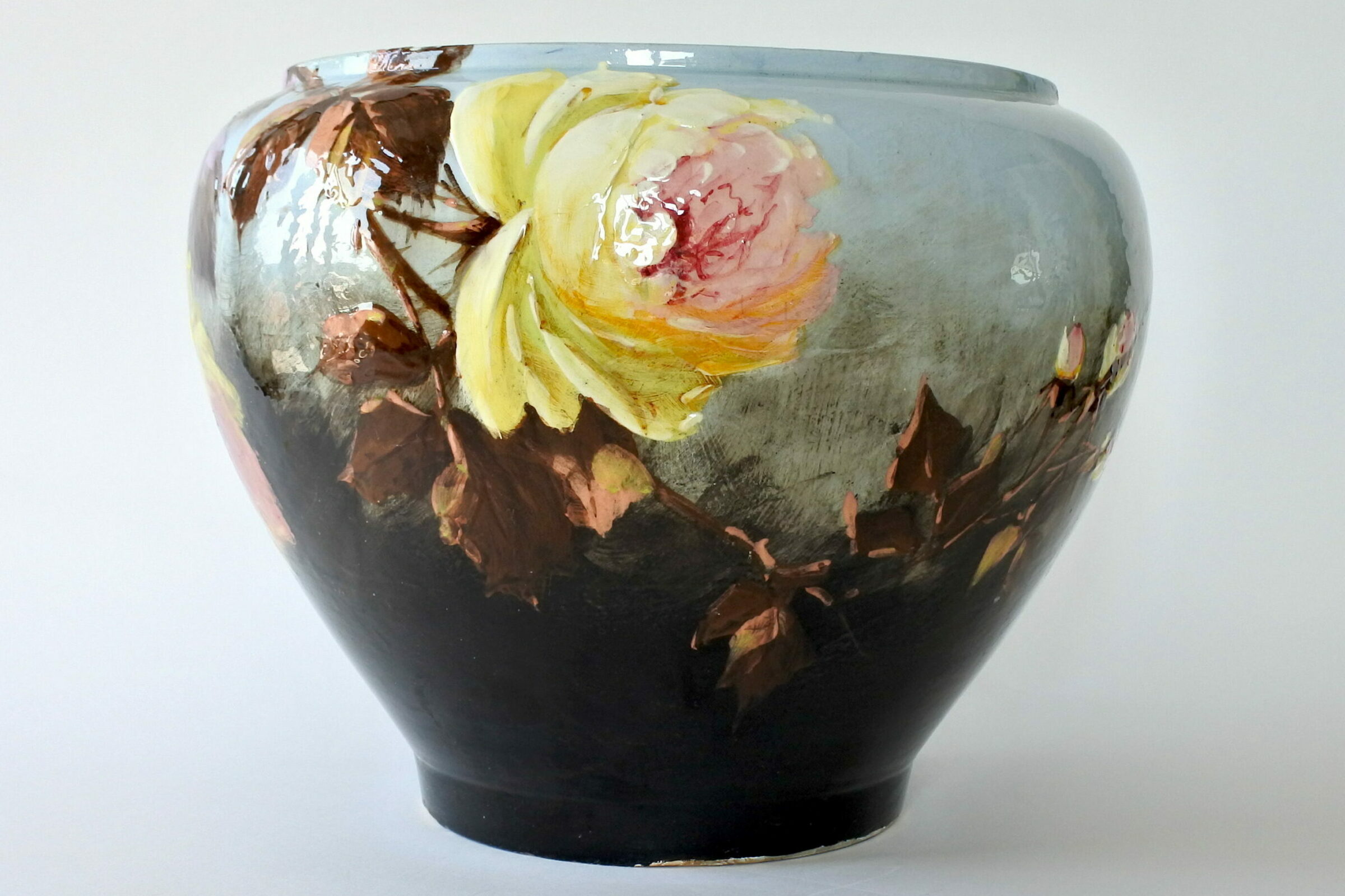Grande cache pot Massier in ceramica barbotine con rose gialle - 2