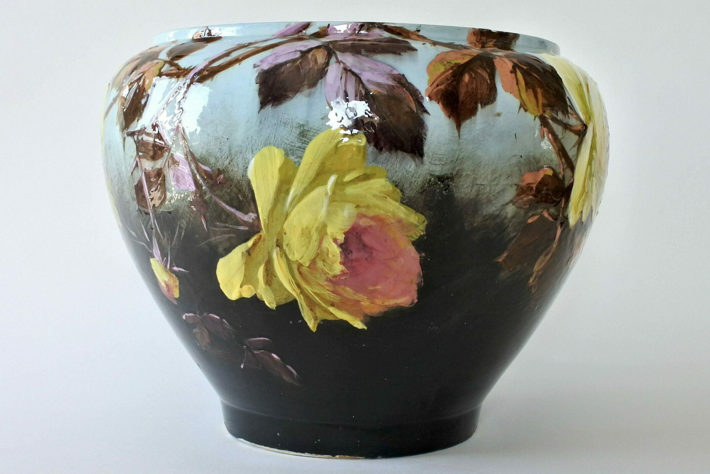 Grande cache pot Massier in ceramica barbotine con rose gialle