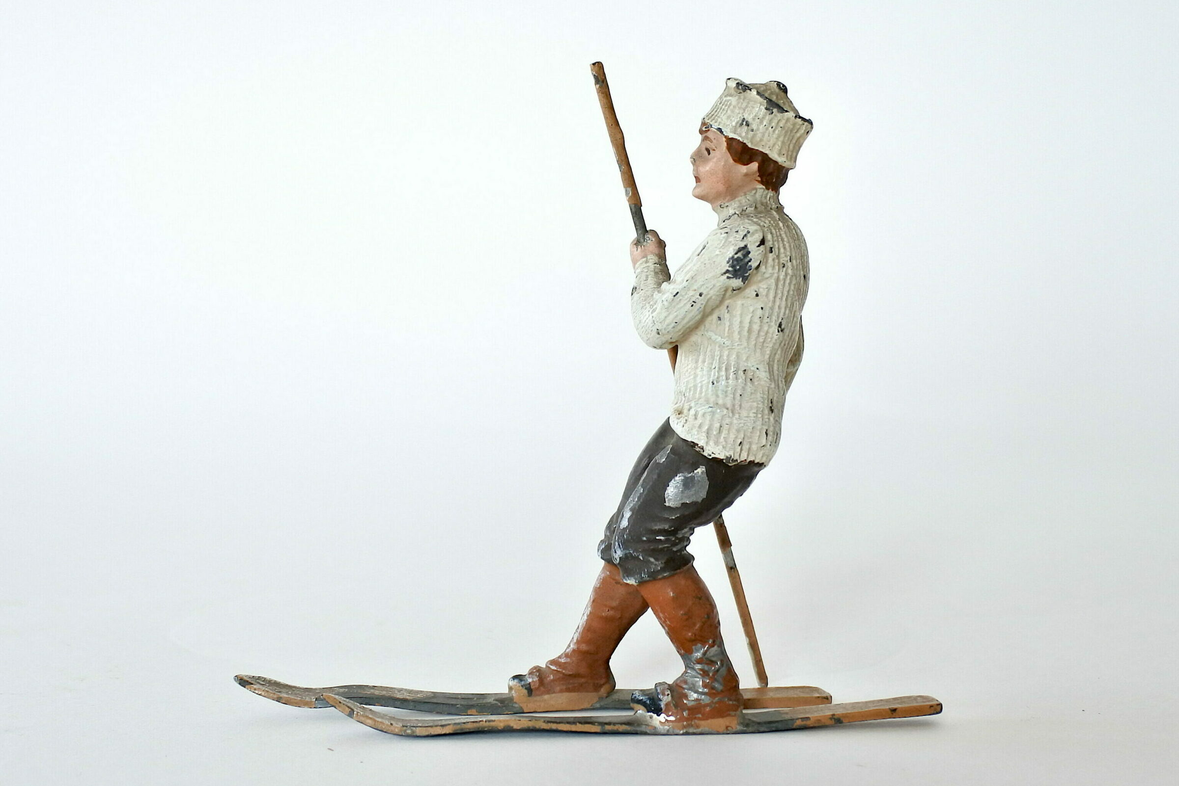 Statuina sciatore con alpenstock in piombo di Norimberga
