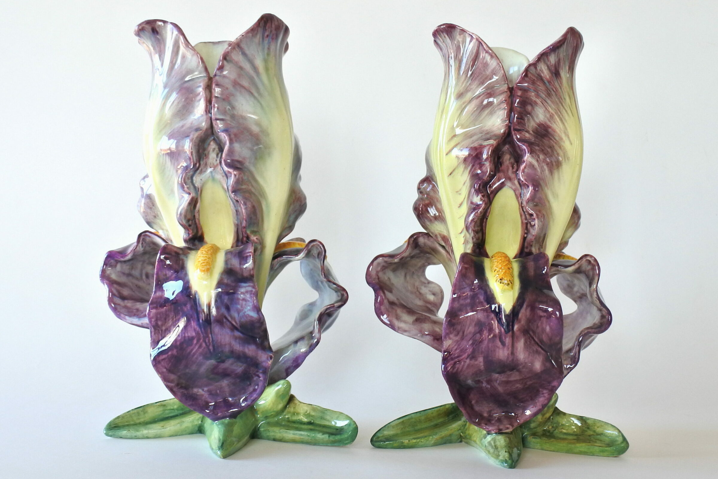 Coppia di vasi Massier in ceramica barbotine a forma di iris