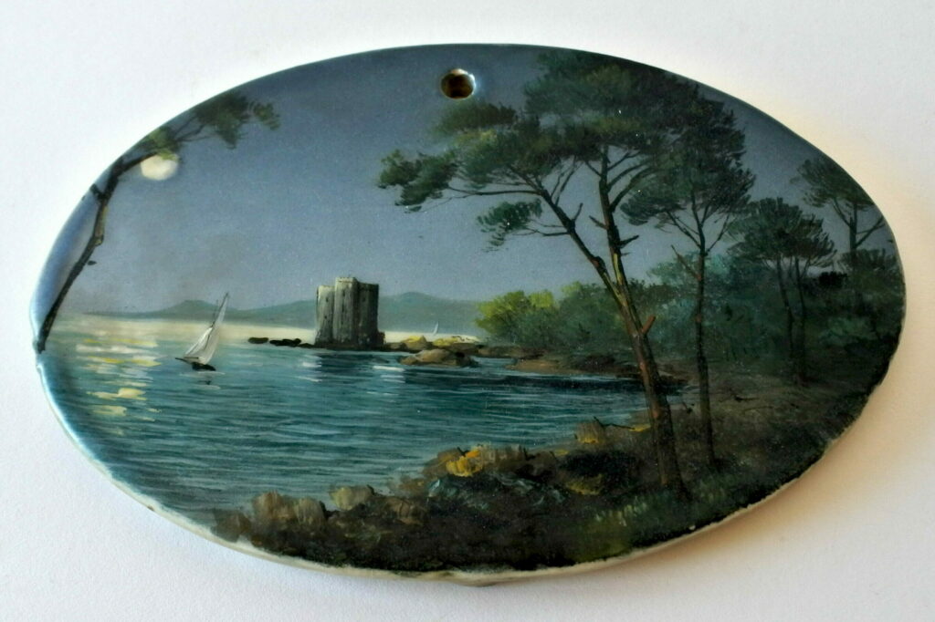 Piastra ovale da parete in ceramica dipinta con paesaggio lacustre