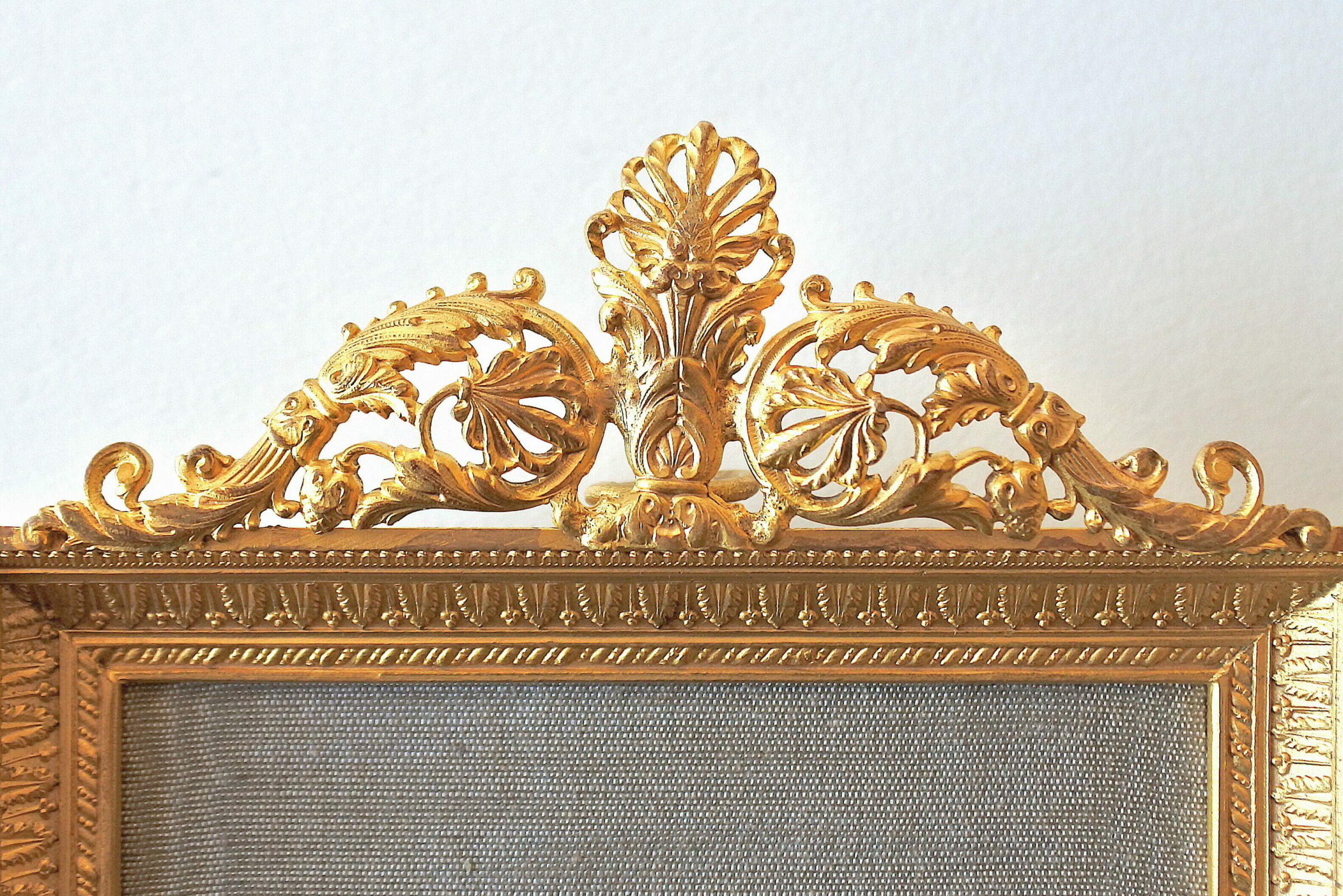 Cornice portaritratti in bronzo dorato con fregio e riserva ovale dorata - 3