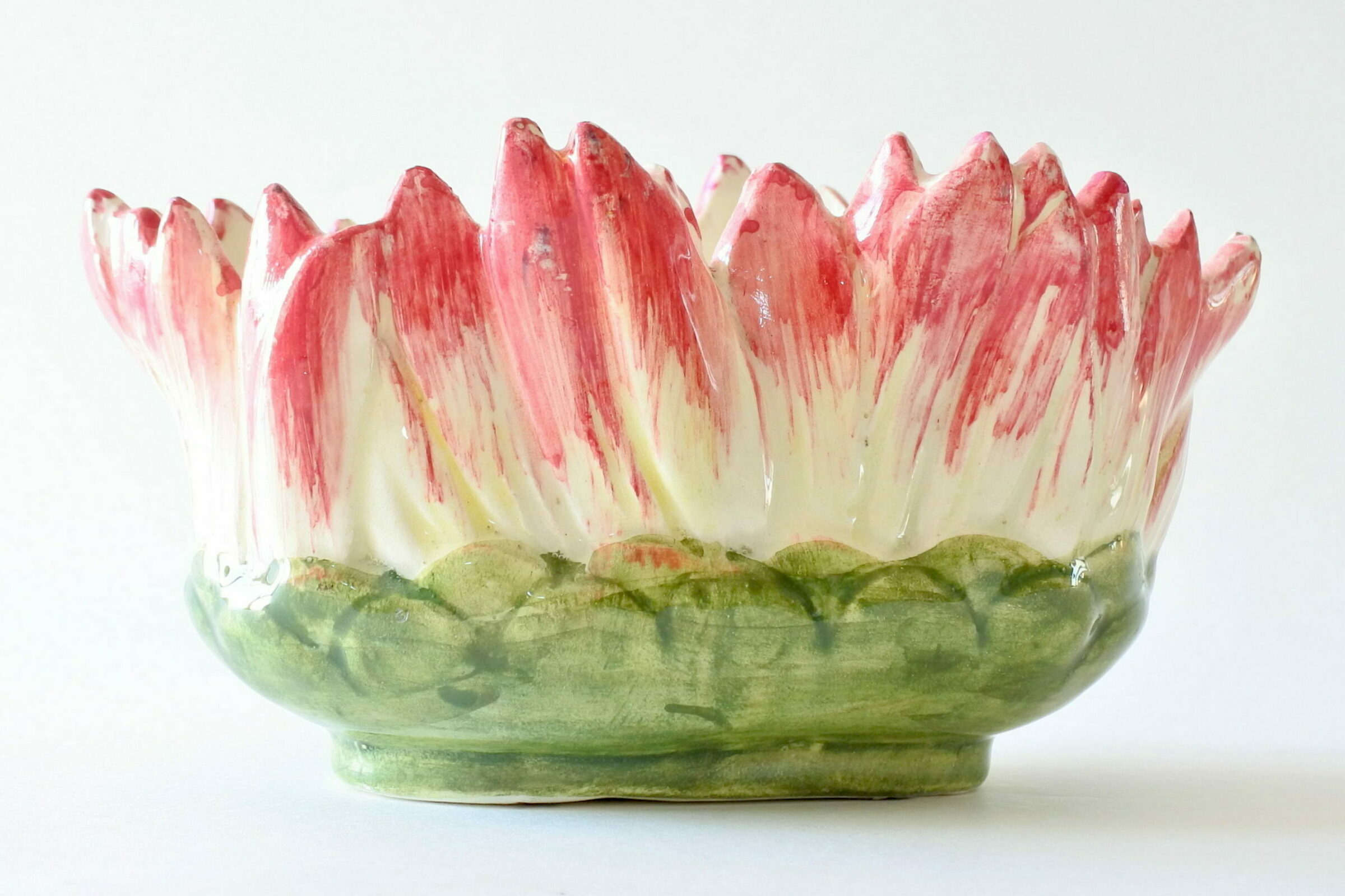 Piccola jardiniere Massier in ceramica barbotine con petali di dalia