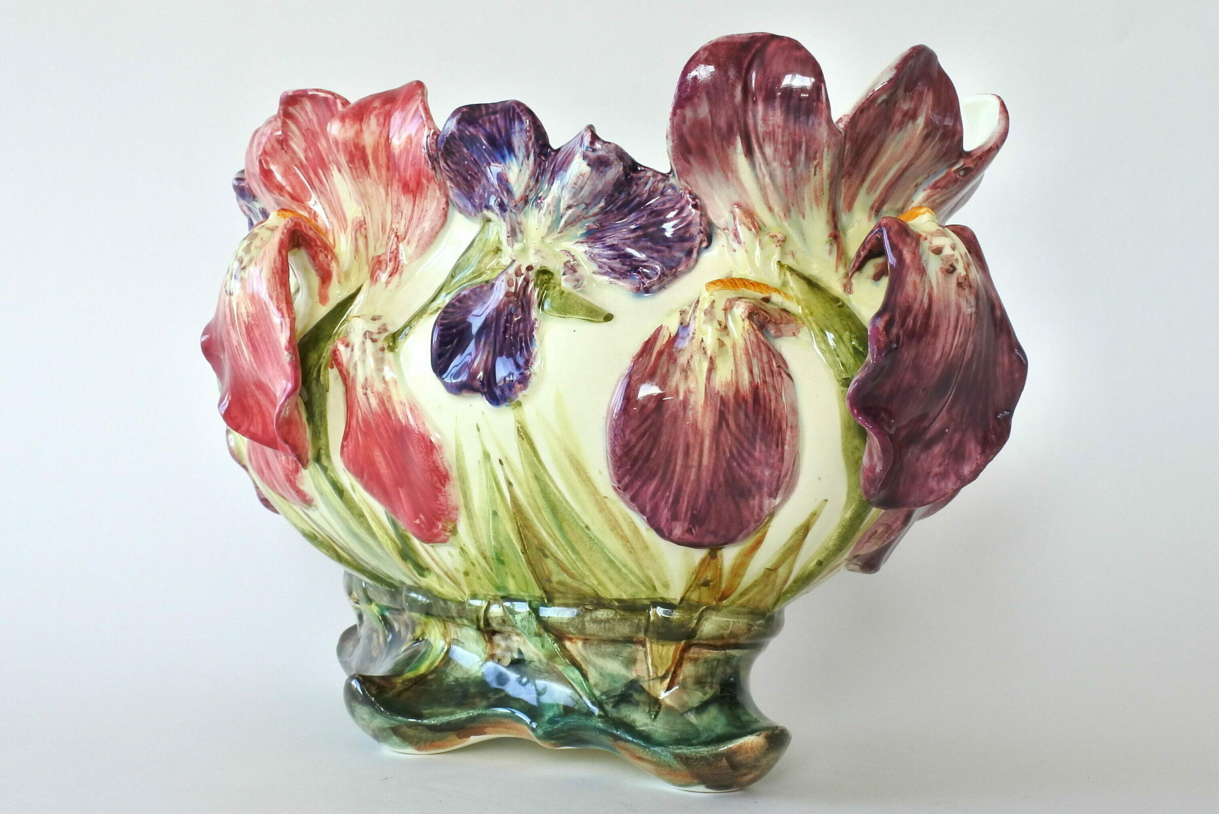 Jardiniere Massier in ceramica barbotine con fiori di iris rossi e viola - 2