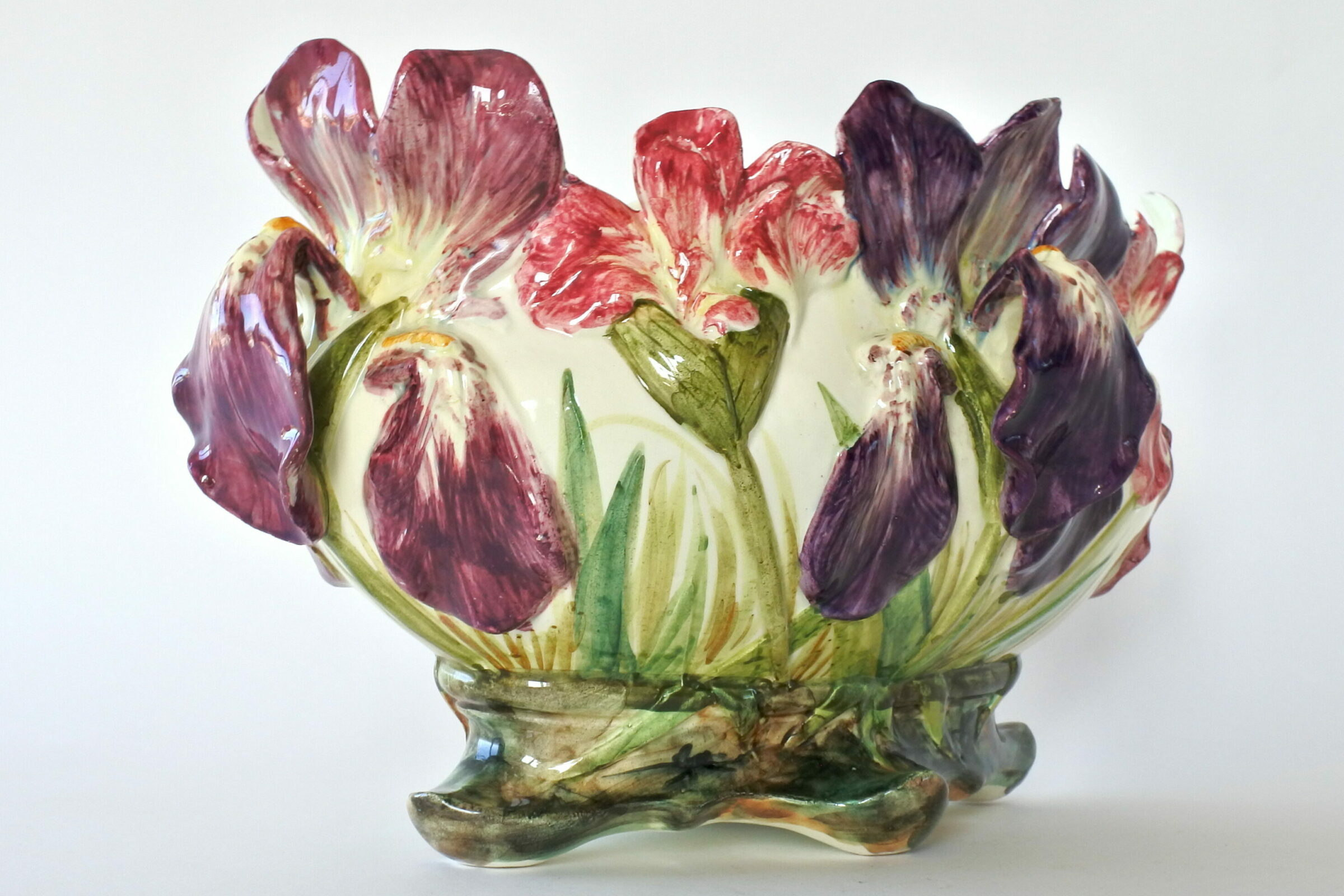Jardiniere Massier in ceramica barbotine con fiori di iris rossi e viola - 4