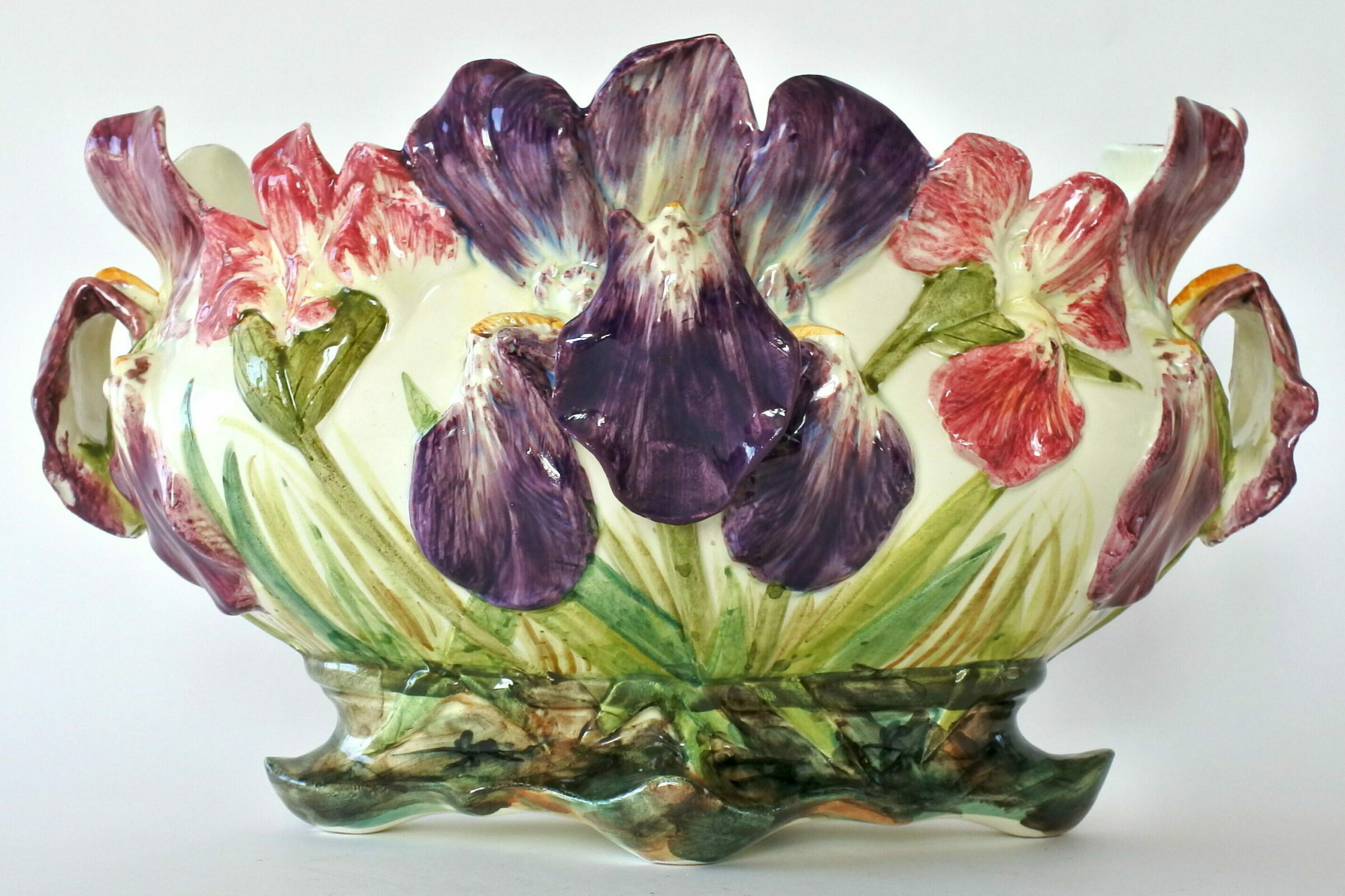 Jardiniere Massier in ceramica barbotine con fiori di iris rossi e viola - 5