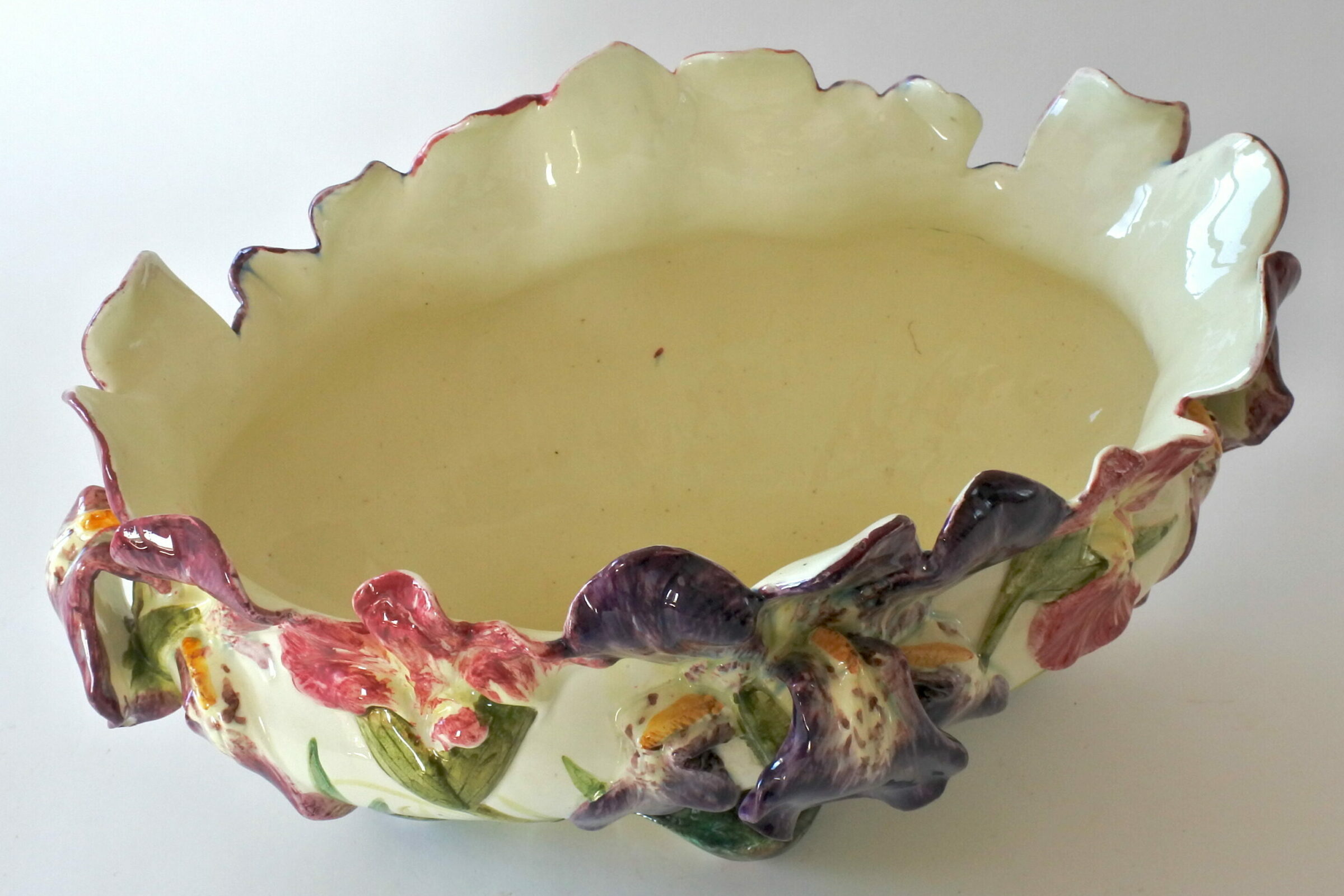 Jardiniere Massier in ceramica barbotine con fiori di iris rossi e viola - 7