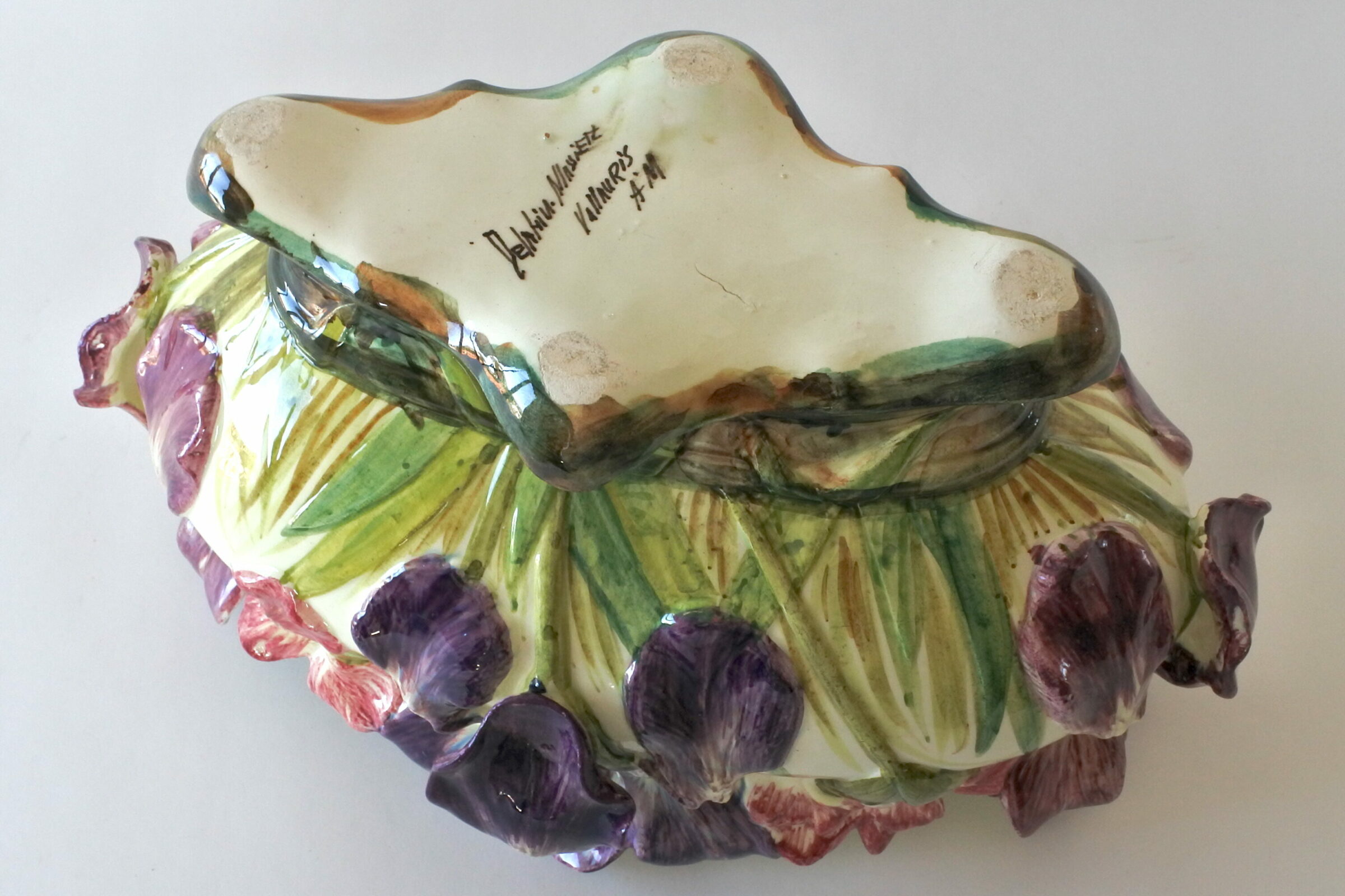 Jardiniere Massier in ceramica barbotine con fiori di iris rossi e viola - 8
