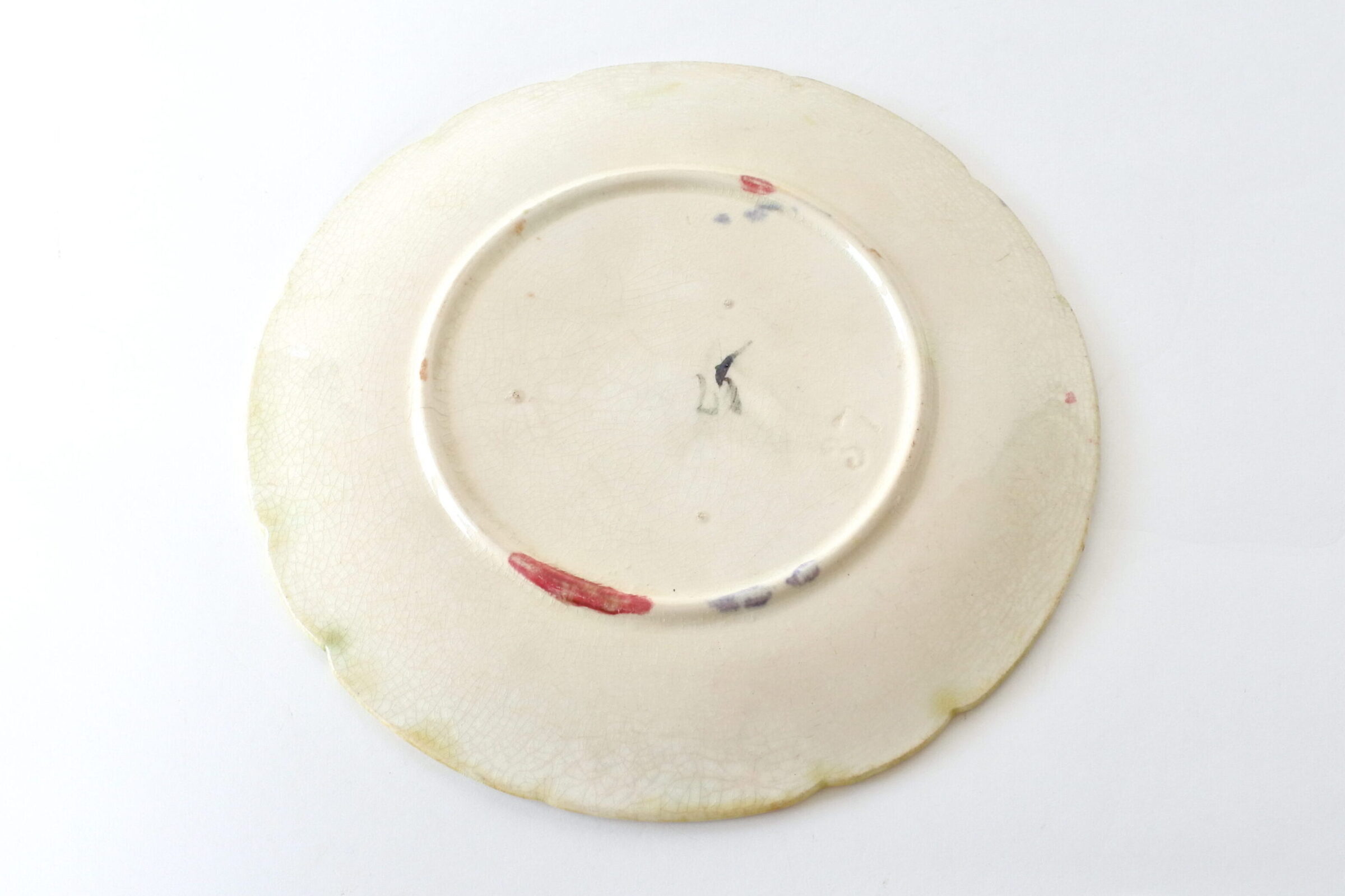 Piatto in ceramica barbotine con grappoli di ciliegie e foglie - 2