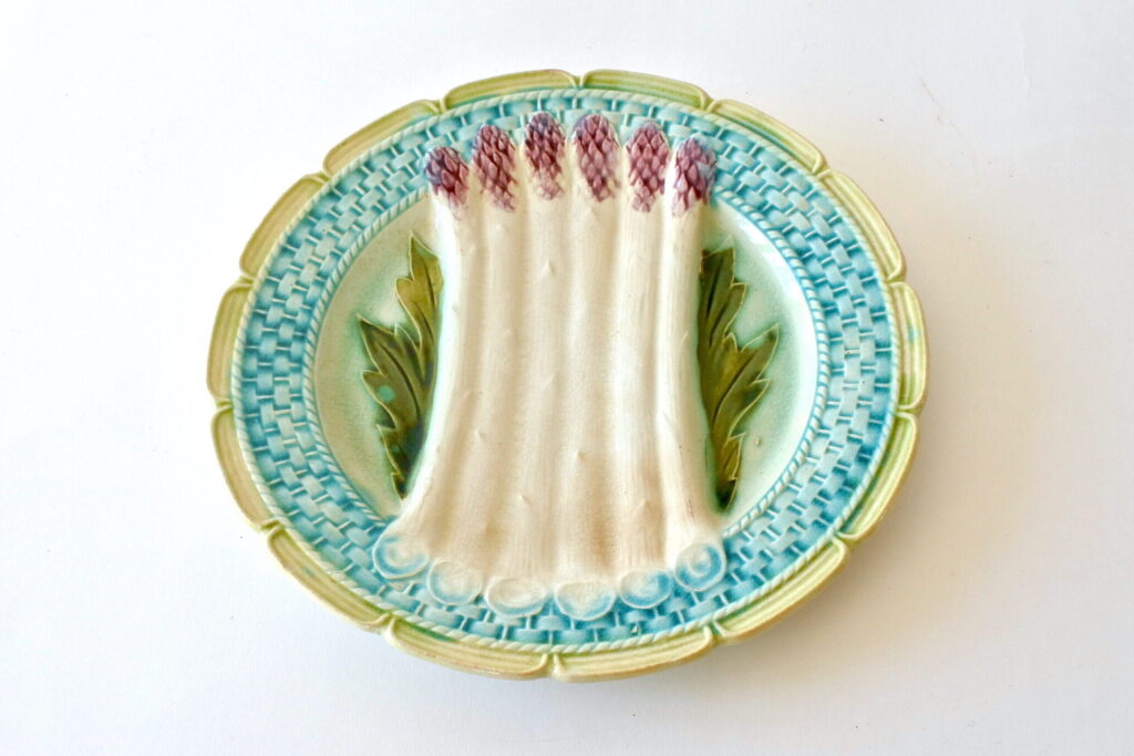 Piatto in ceramica barbotine con 6 asparagi parzialmente in rilievo