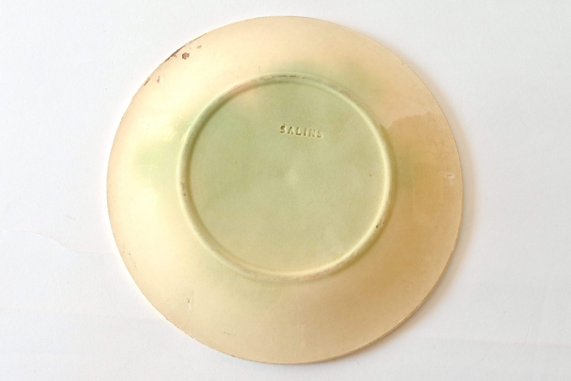 Piatto in ceramica barbotine di Salins con pampini e grappoli d’uva - 2