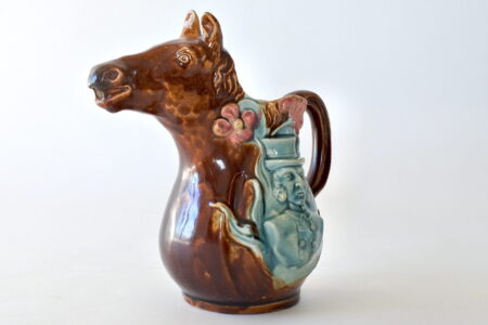 Brocca in ceramica barbotine a forma di testa di cavallo con fiori