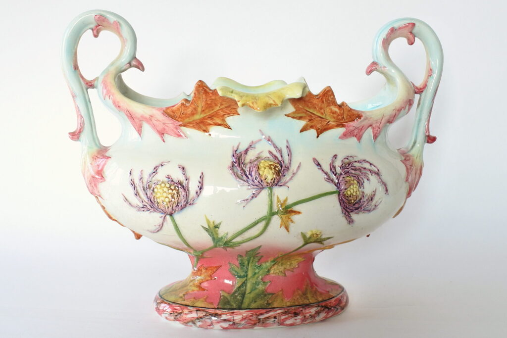 Jardiniere Massier in ceramica barbotine con fiori di cardo e manici