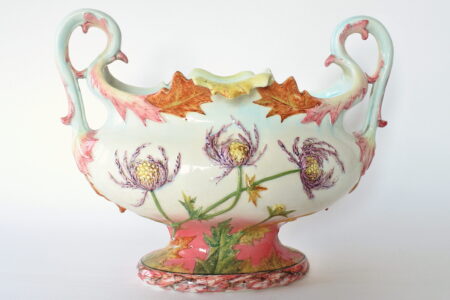 Jardiniere Massier in ceramica barbotine con fiori di cardo e manici