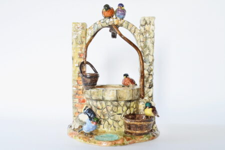 Vaso portafiori in ceramica barbotine a forma di pozzo con uccellini