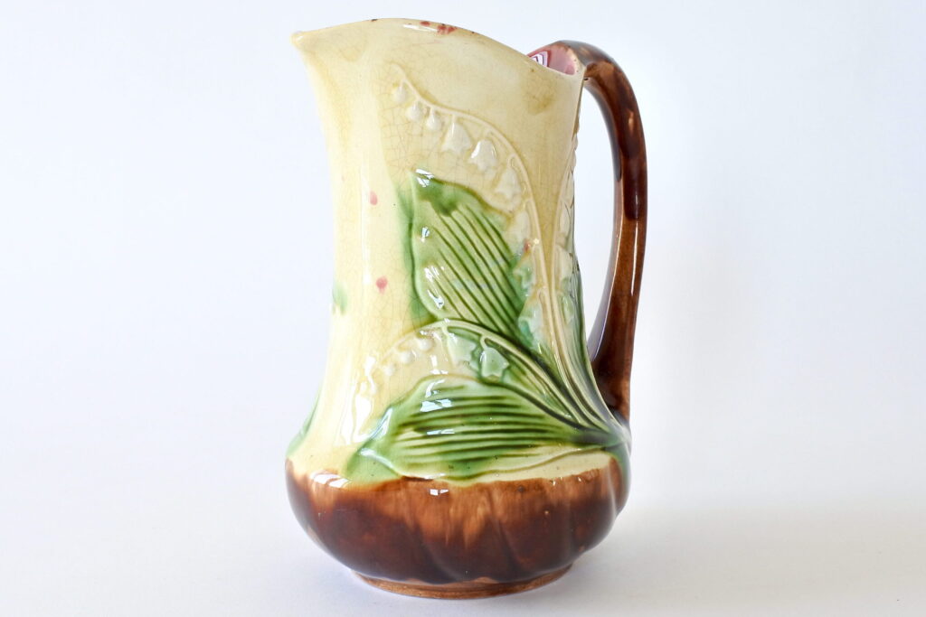Brocca in ceramica barbotine decorata con fiori di mughetto e foglie