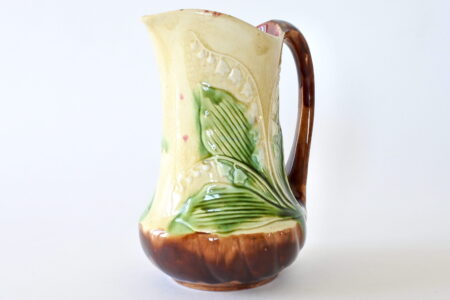 Brocca in ceramica barbotine decorata con fiori di mughetto e foglie