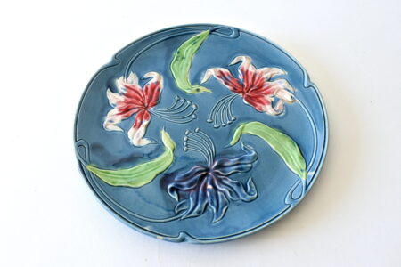 Piatto in ceramica barbotine con fiori di giglio rosso bianco e blu