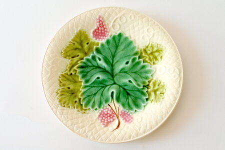 Piatto in ceramica barbotine di Salins con grappoli d’uva e pampini