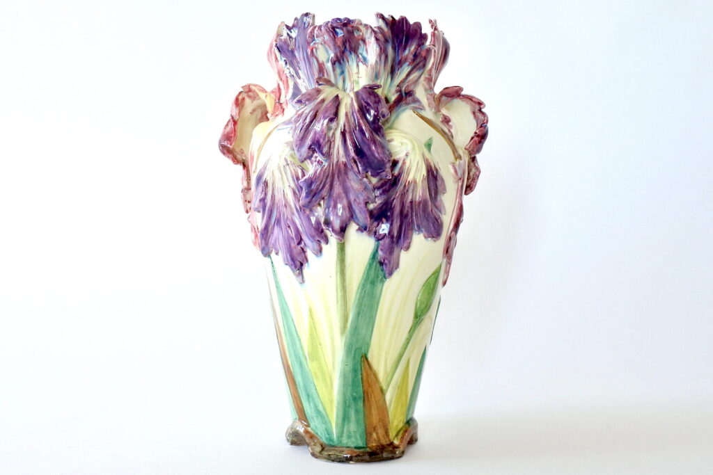 Vaso Massier in ceramica barbotine con fiori di iris germanico viola