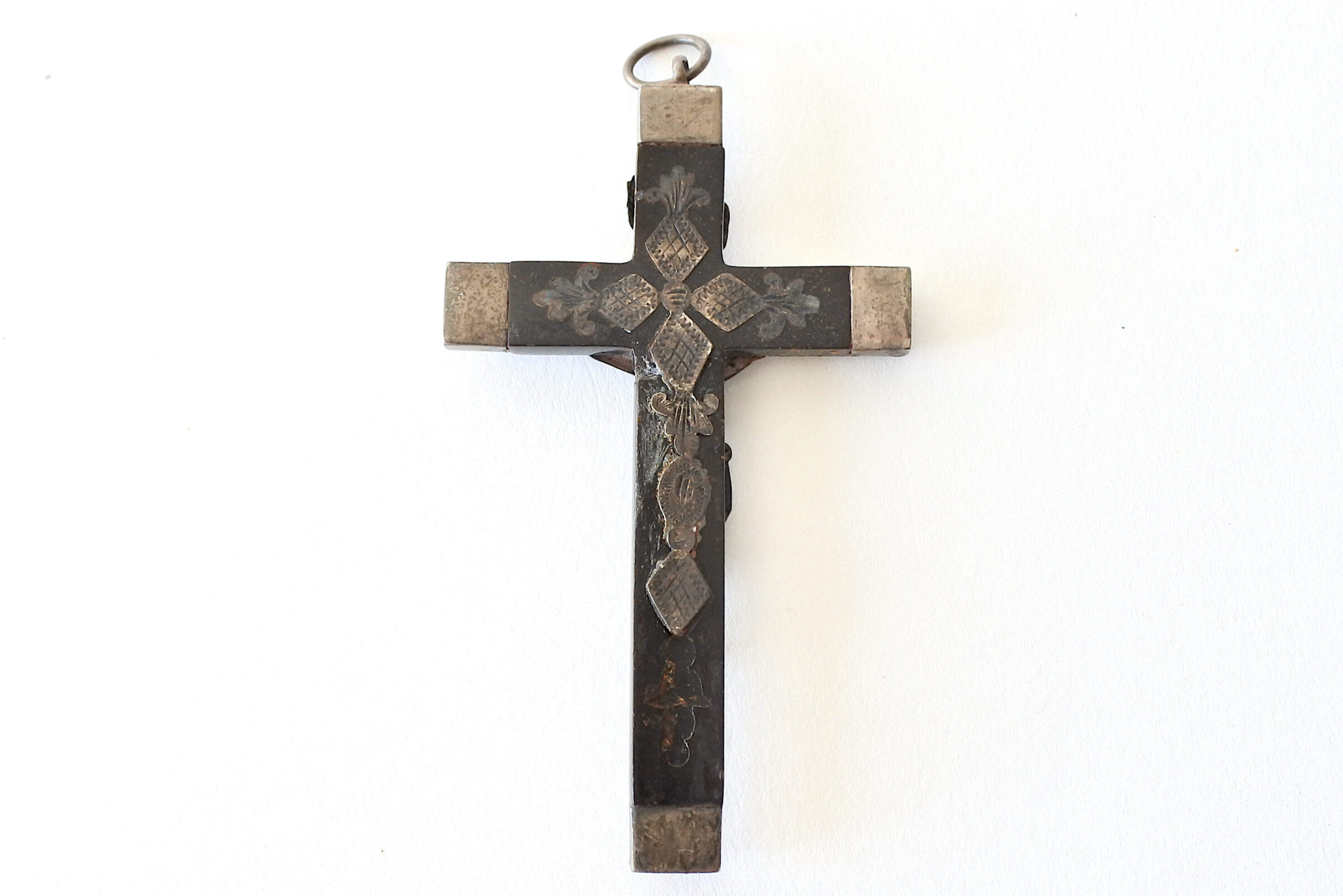 Piccolo crocifisso con Cristo e puntali in argento - 2