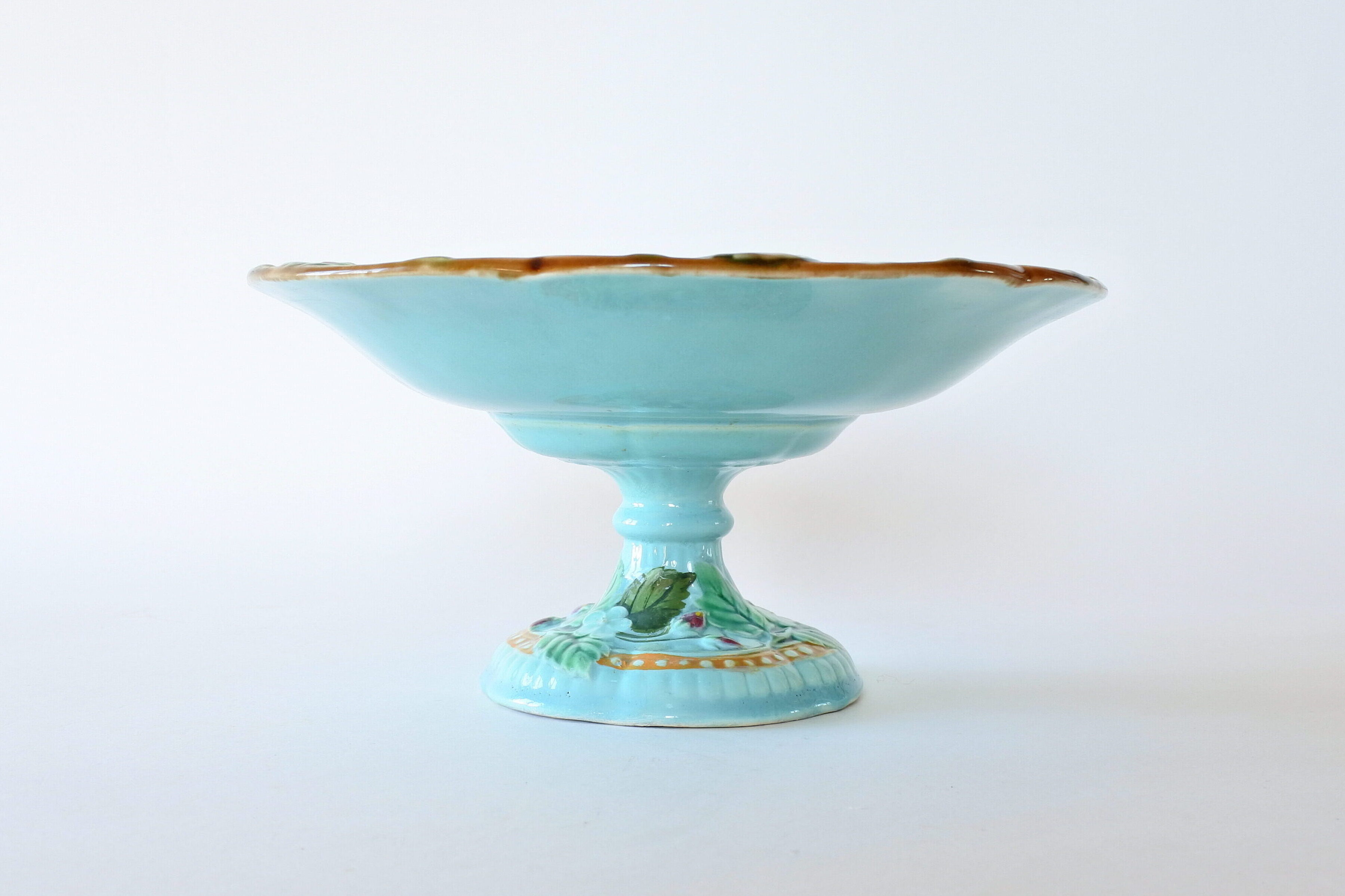 Alzatina in ceramica barbotine con fiori foglie e frutti di fragole - 2
