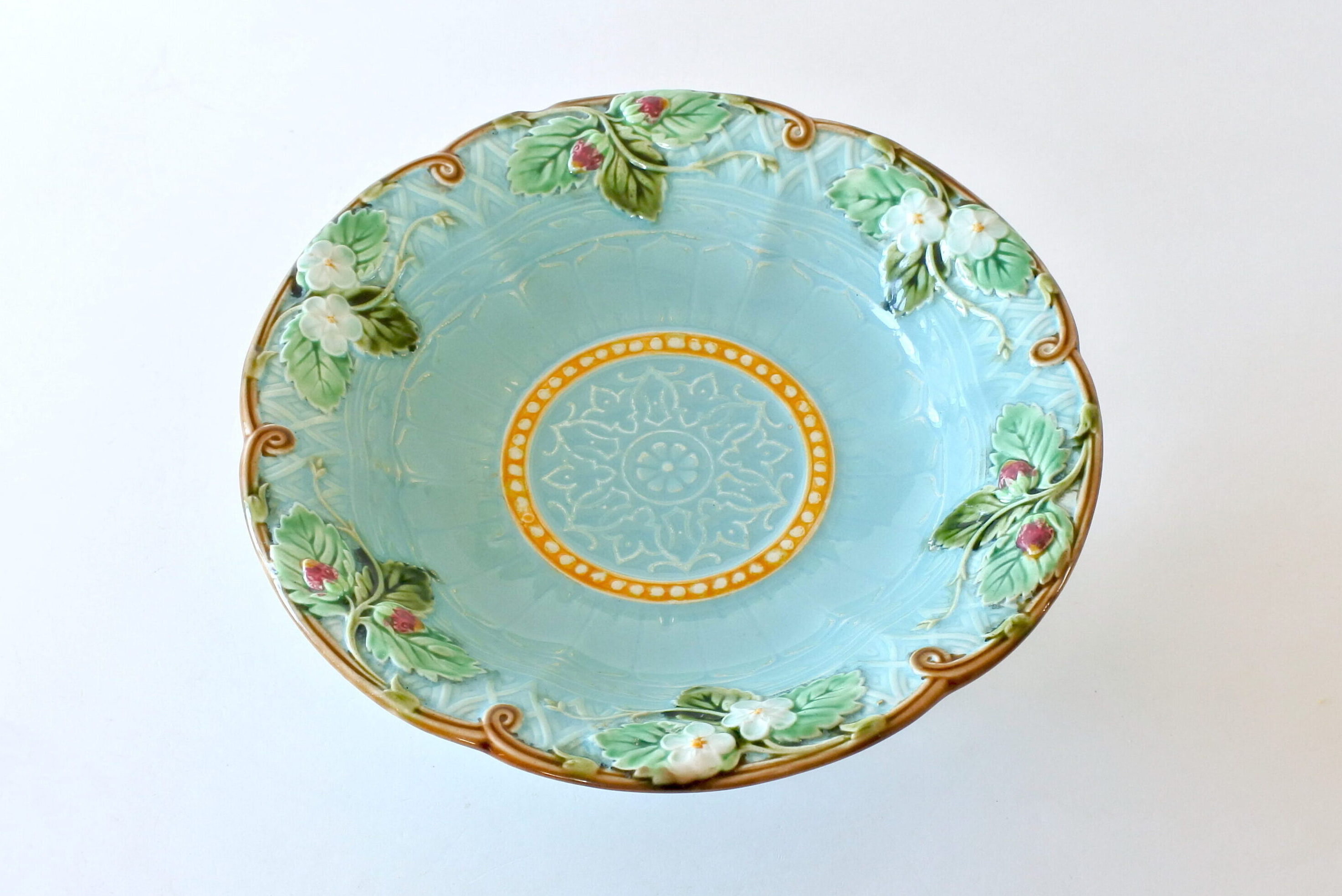 Alzatina in ceramica barbotine con fiori foglie e frutti di fragole - 3