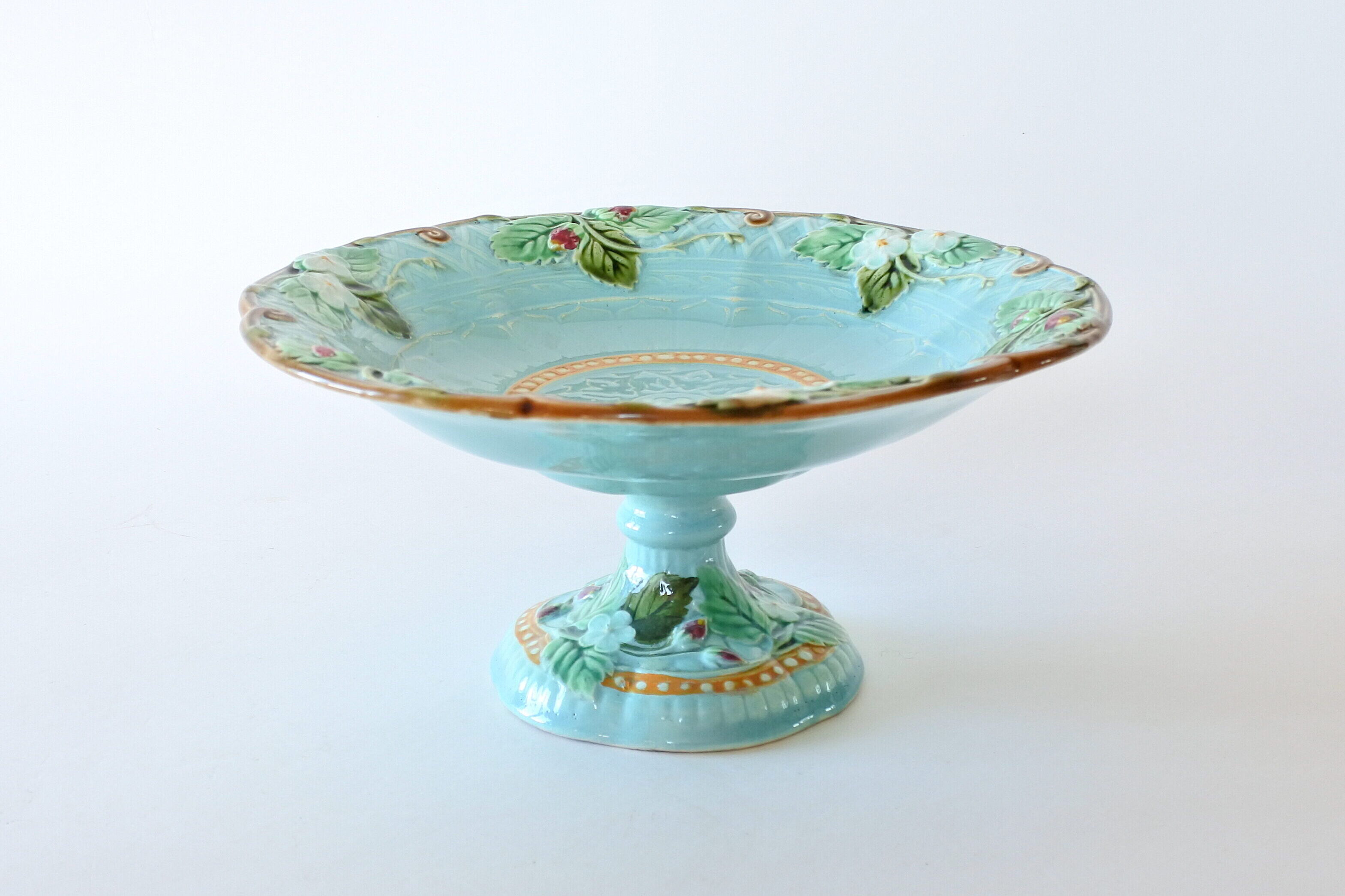 Alzatina in ceramica barbotine con fiori foglie e frutti di fragole